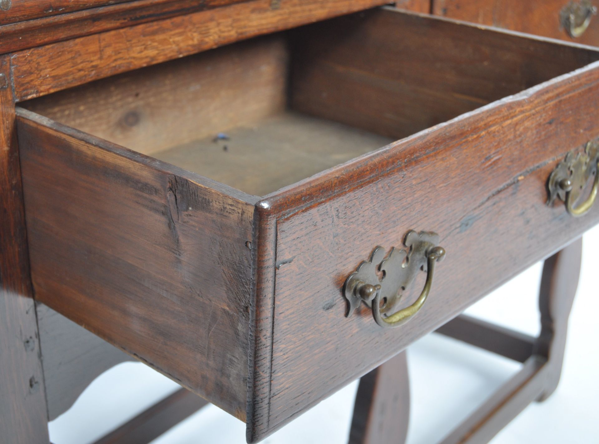 RARE IRISH ANTIQUE OAK DRESSER OF SMALL PROPORTIONS - Bild 4 aus 5