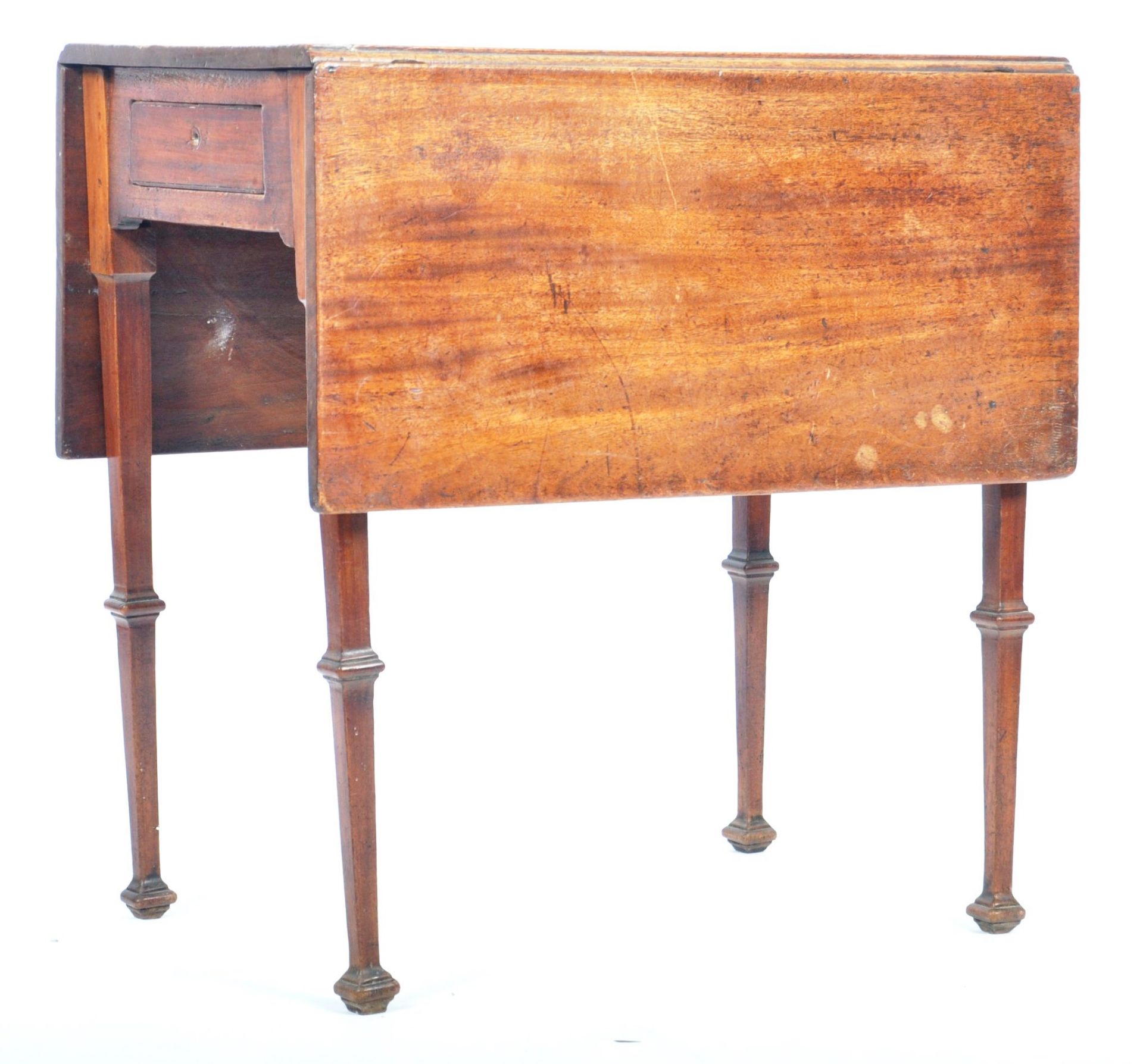 AN 18TH CENTURY GEORGIAN MAHOGANY DROP LEAF GATE LEG TABLE