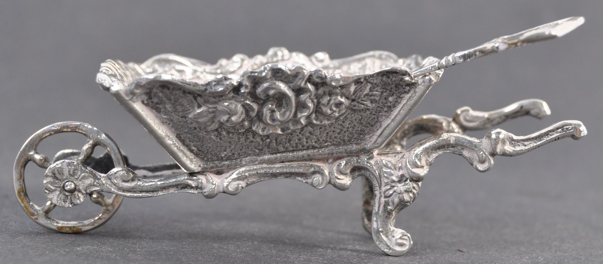 PAIR OF EDWARDIAN NOVELTY SILVER TABLE SALTS IN THE FORM OF WHEELBARROWS - Image 4 of 7