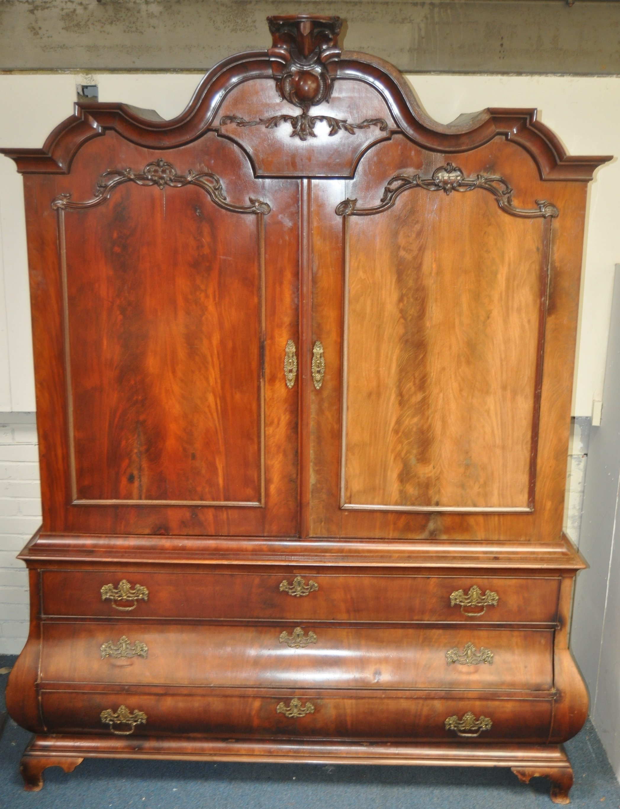 STUNNING 19TH CENTURY BOMBE DUTCH MAHOGANY WARDROBE - Image 2 of 11