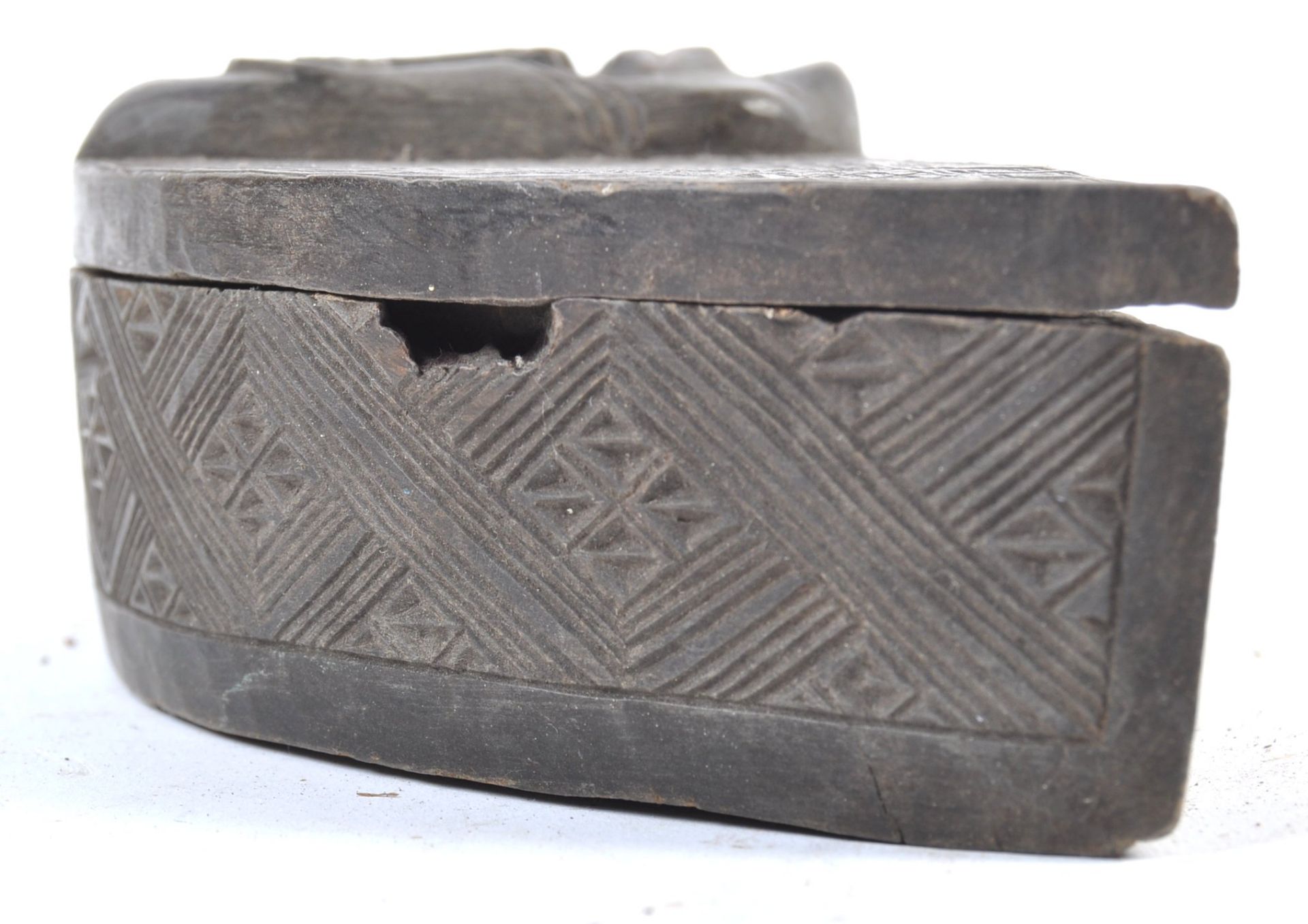 TRIBAL ANTIQUITIES - AFRICAN CONGO KUBA TUKULA HALF-MOON BOX - Bild 3 aus 7