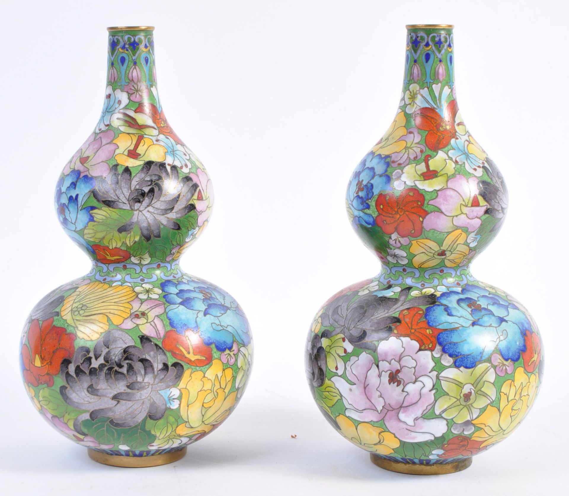 A PAIR OF 19TH CENTURY CHINESE DOUBLE-GOURD CLOISONNE VASES - Bild 2 aus 7