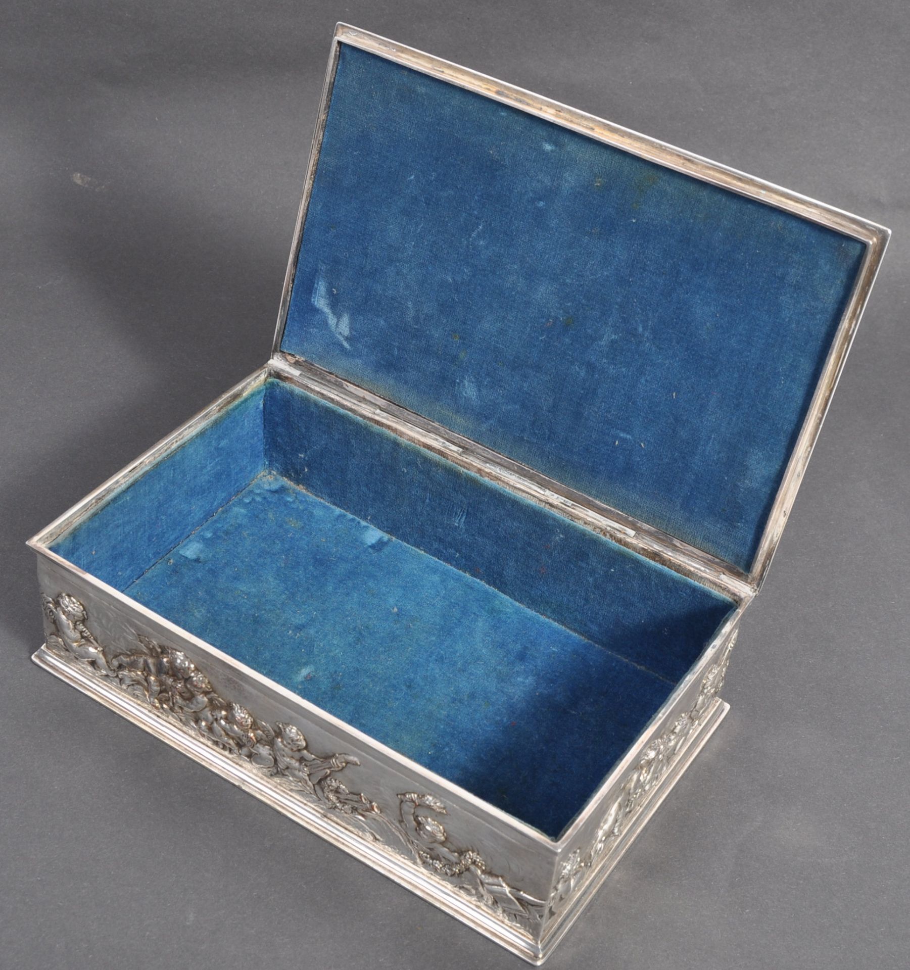 19TH CENTURY SILVER PLATED CAVORTING CHERUB BOX - Image 5 of 7