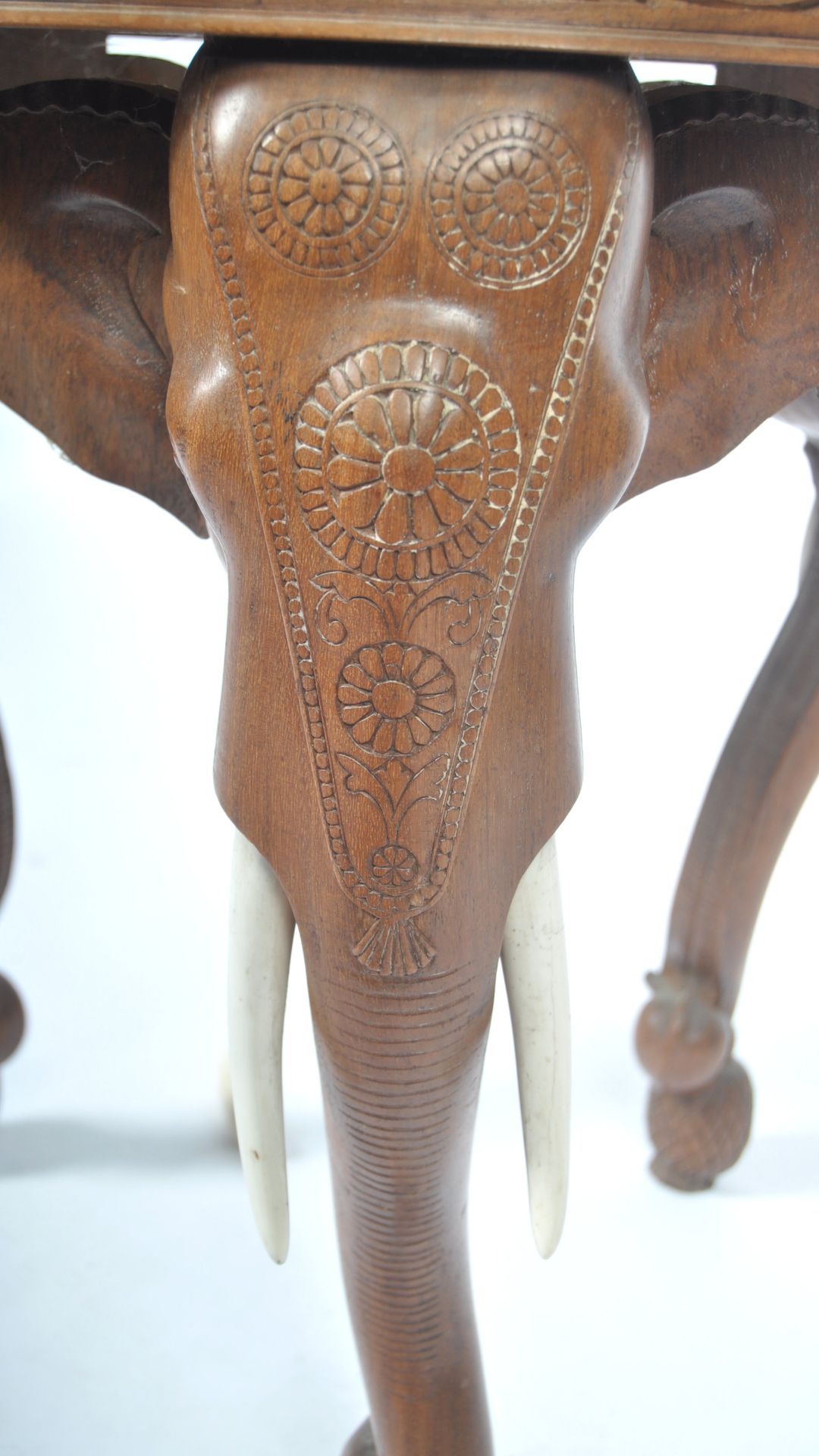 EARLY 20TH CENTURY ANGLO-INDIAN INLAID ELEPHANT OCCASIONAL TABLE - Bild 8 aus 12