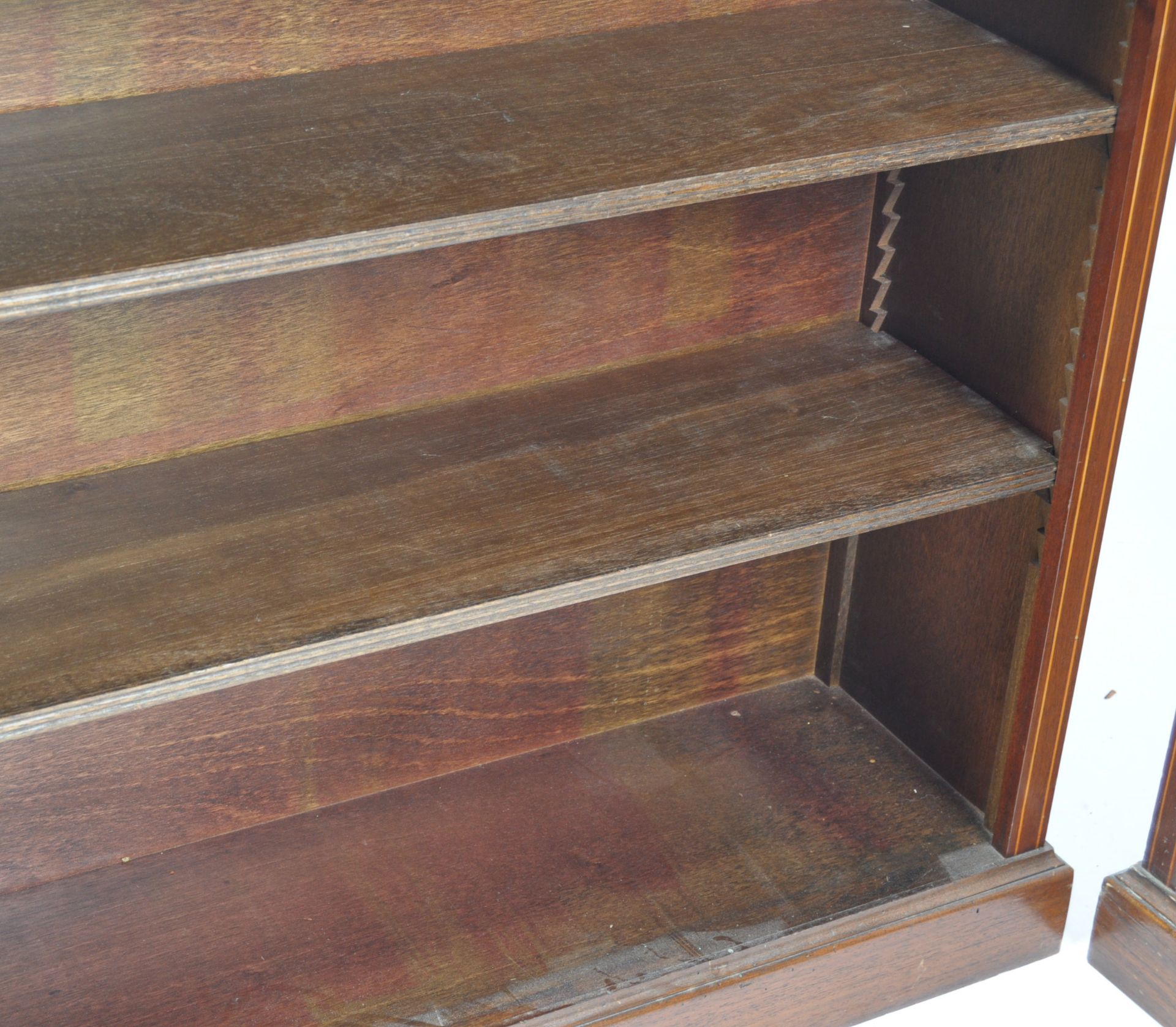 PAIR OF REGENCY REVIVAL MAHOGANY BOOKCASES - Bild 4 aus 5