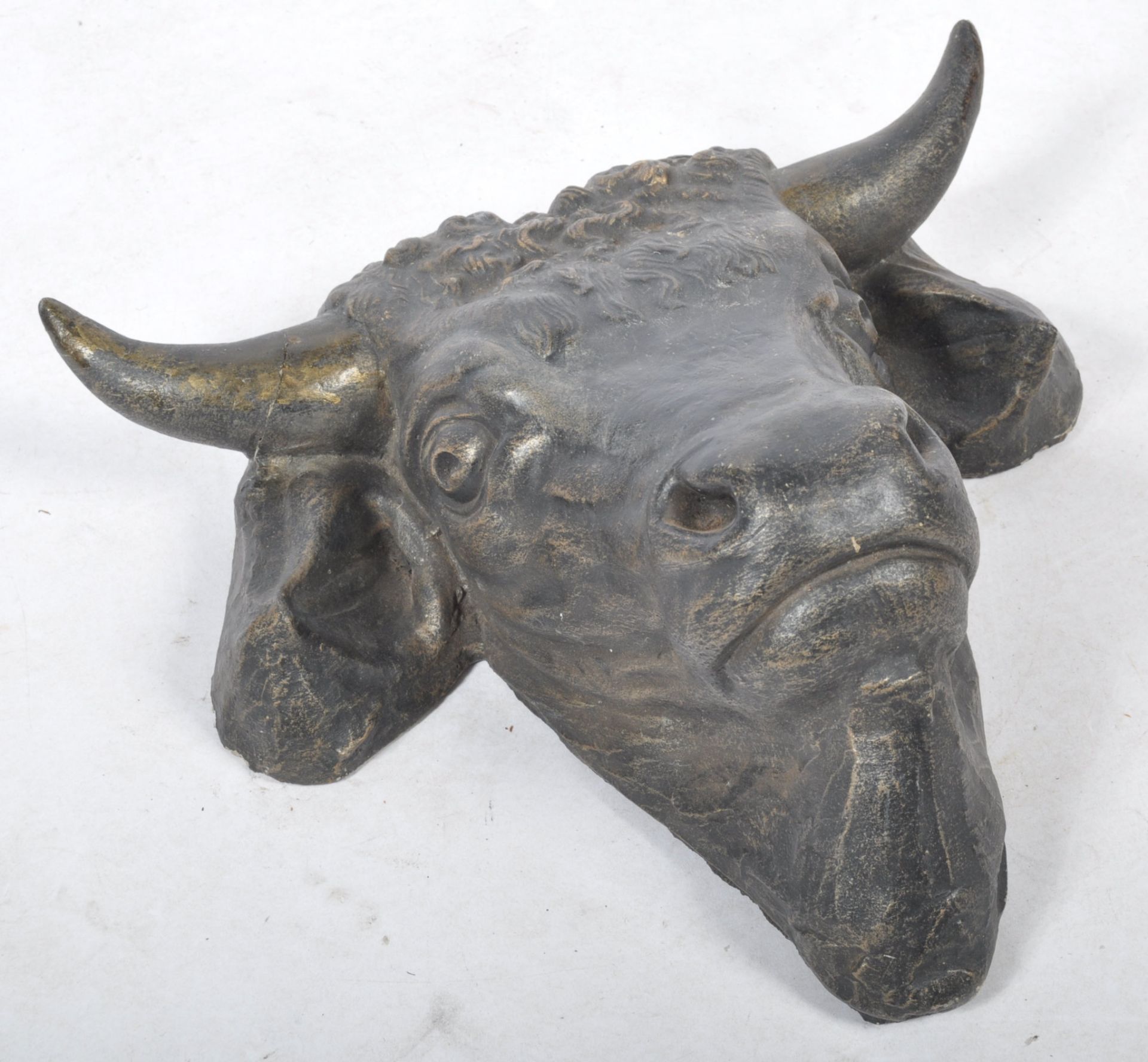 DECORATIVE 19TH CENTURY CARVED STONE BULL WALL MASK - Bild 2 aus 4