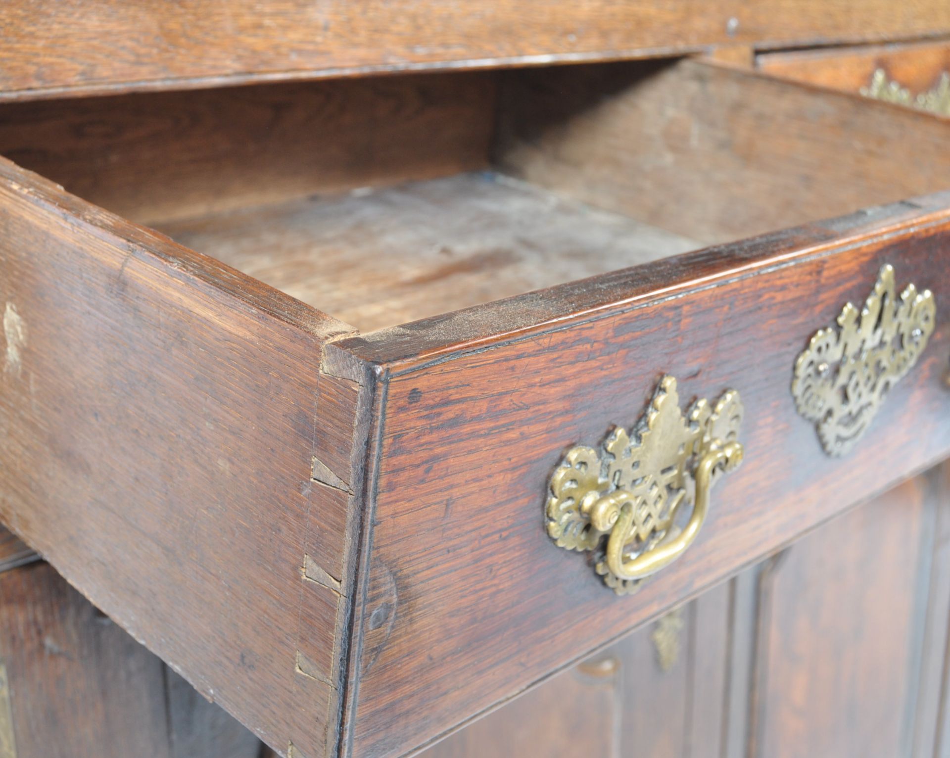 18TH CENTURY GEORGIAN ENGLISH ANTIQUE OAK DRESSER - Bild 6 aus 9