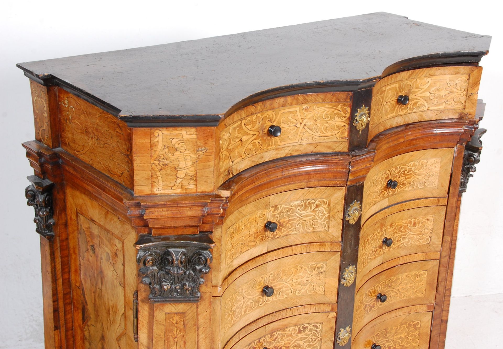 STUNNING 17TH CENTURY ITALIAN WALNUT CHEST OF DRAWERS - Bild 2 aus 7