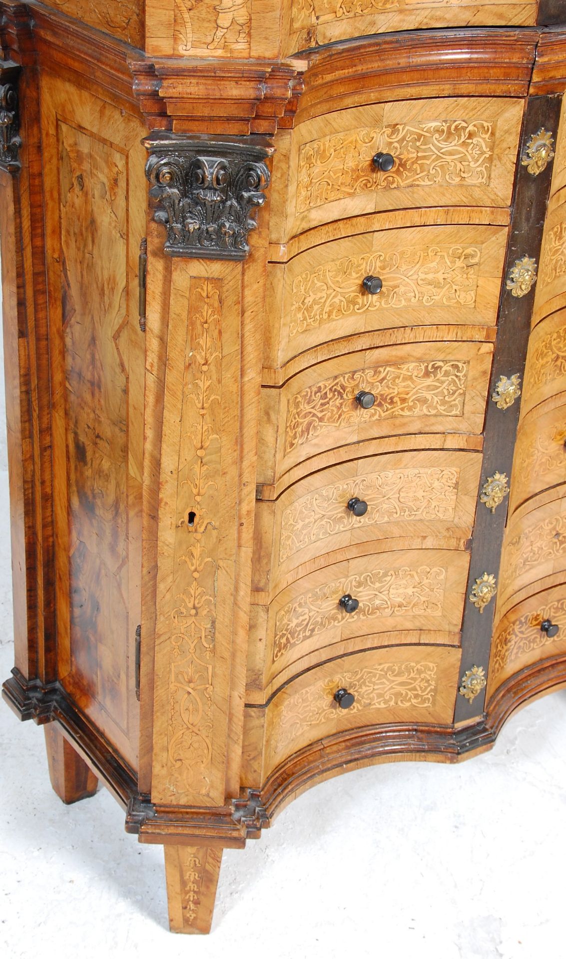 STUNNING 17TH CENTURY ITALIAN WALNUT CHEST OF DRAWERS - Bild 4 aus 7