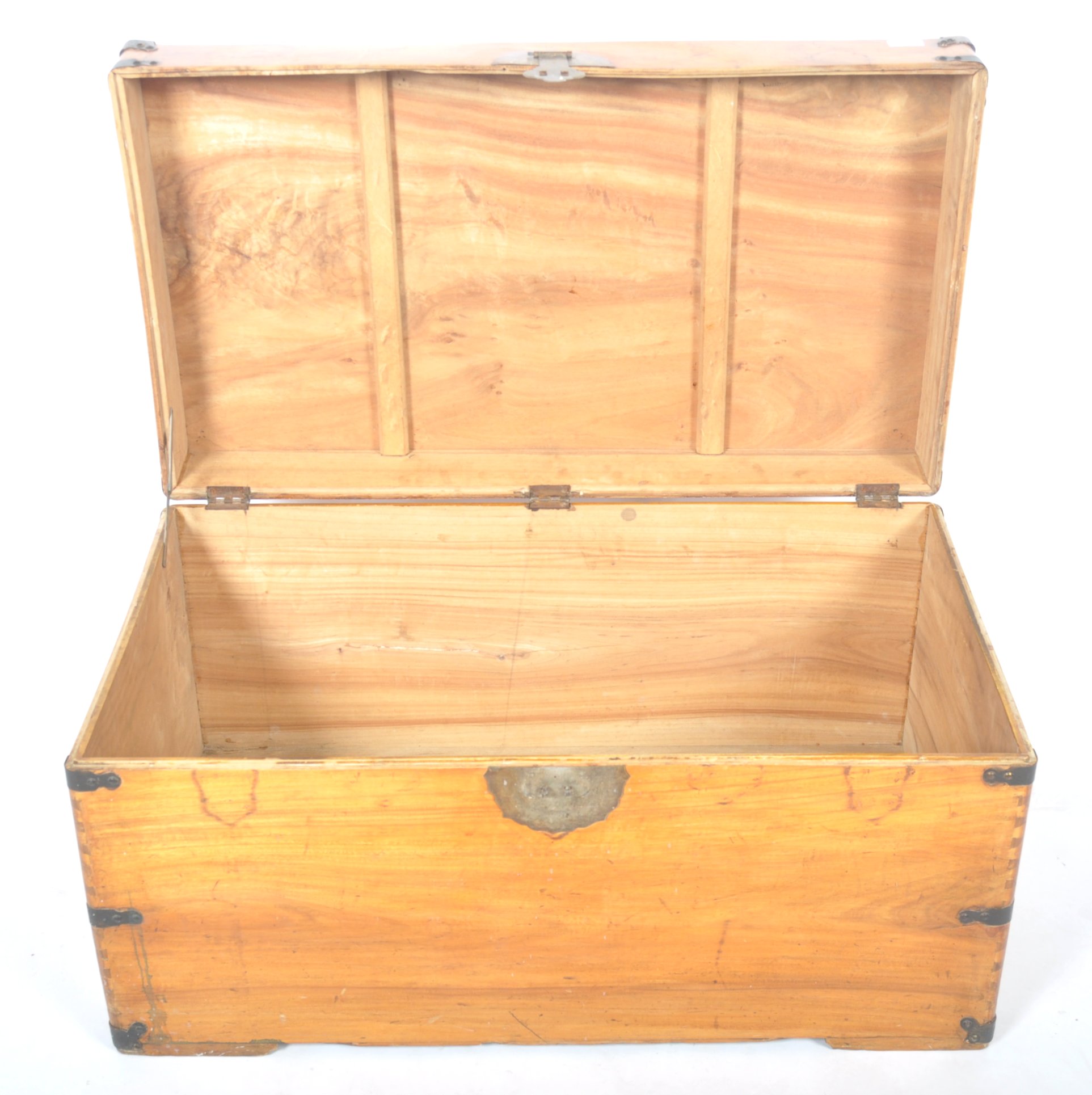 19TH CENTURY ENGLISH ANTIQUE CAMPHORWOOD SHIPPING TRUNK - Image 5 of 8