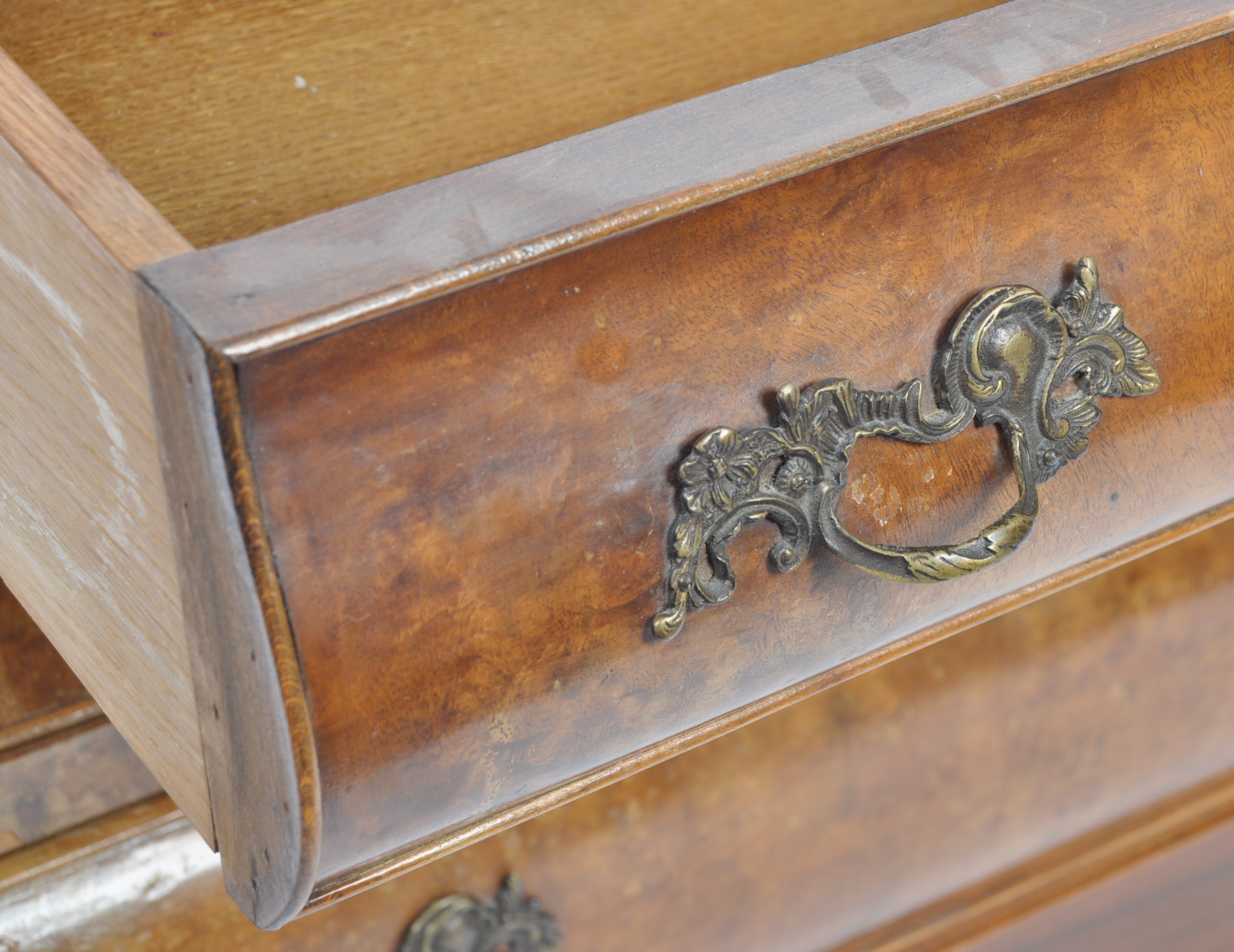 19TH CENTURY DUTCH BOMBE WALNUT COMMODE CHEST OF DRAWERS - Image 7 of 9