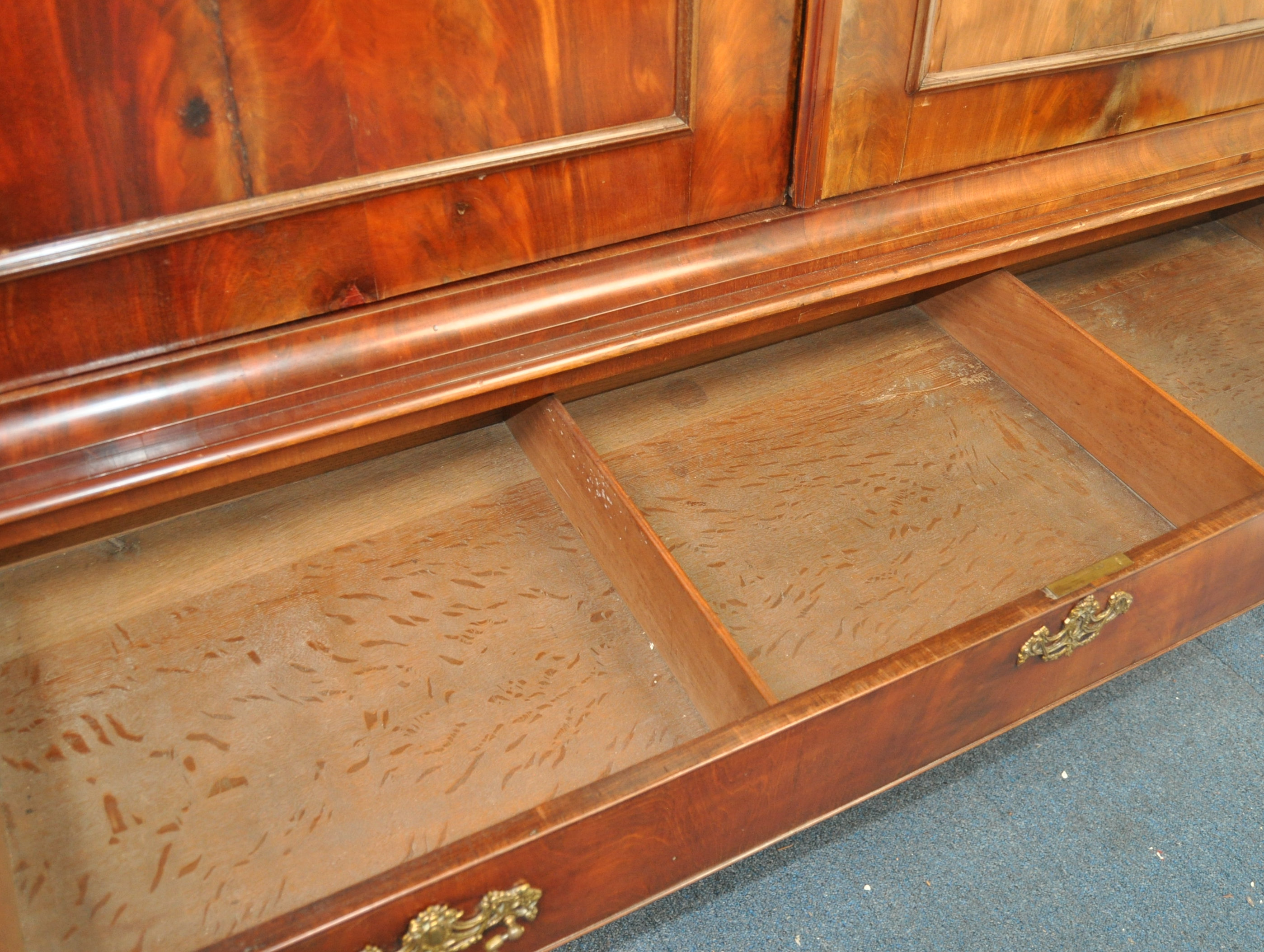 STUNNING 19TH CENTURY BOMBE DUTCH MAHOGANY WARDROBE - Image 5 of 11