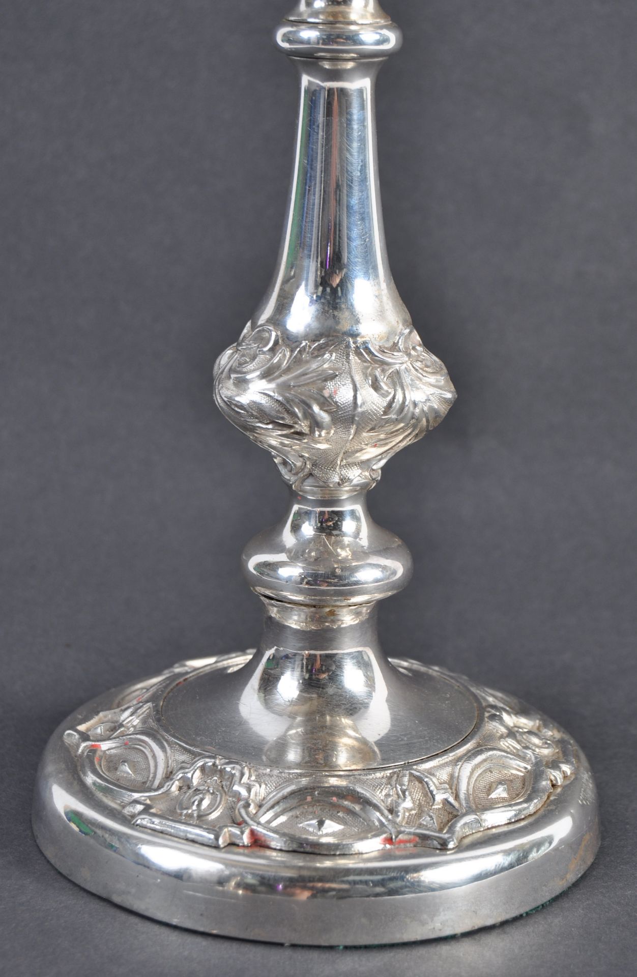 PAIR OF 19TH CENTURY SILVER WARRANTED TABLE CANDLESTICKS - Bild 5 aus 6