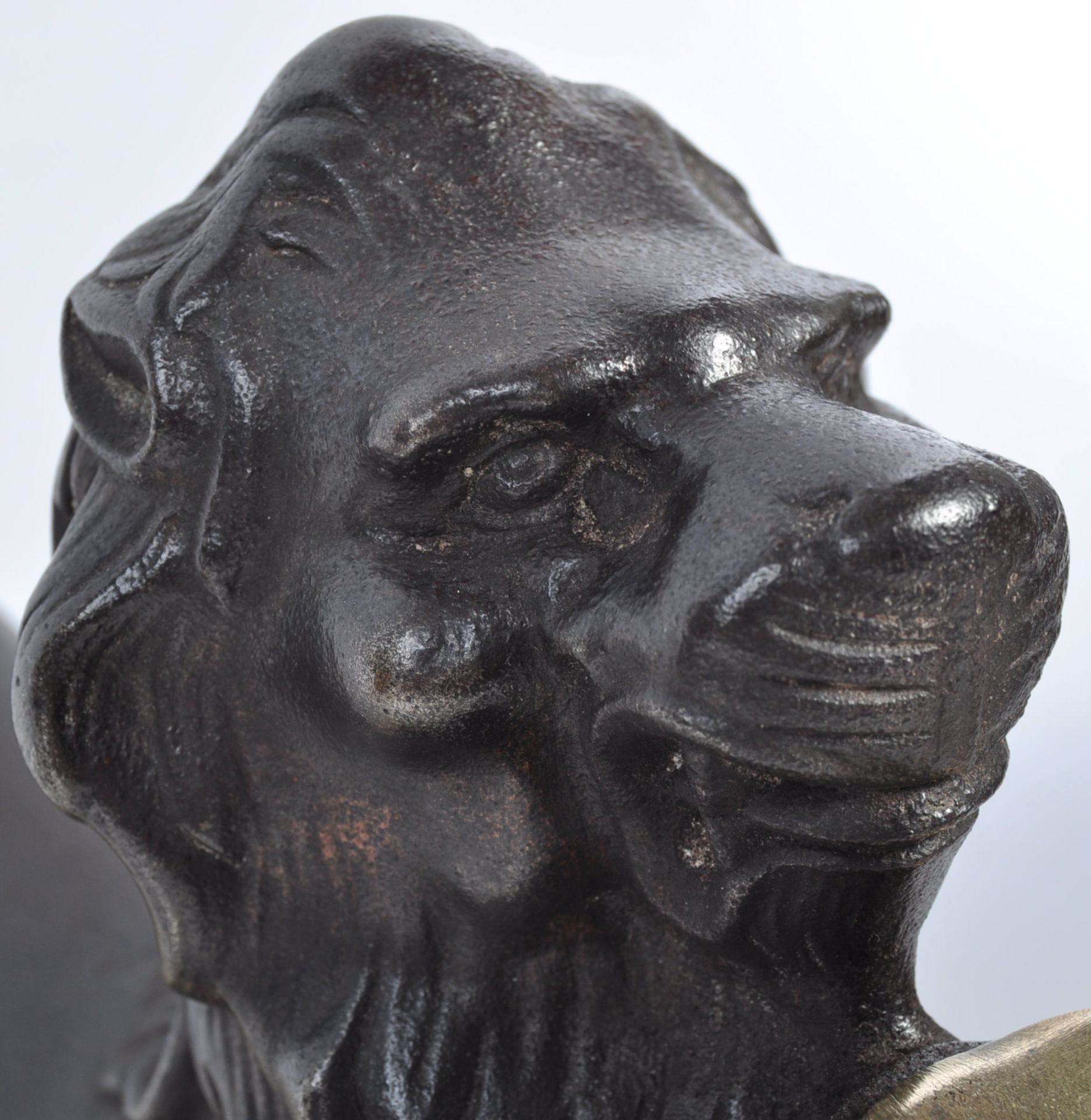 PAIR OF 19TH CENTURY CAST IRON FIRESIDE DOGS IN THE FROM OF LIONS - Bild 7 aus 9
