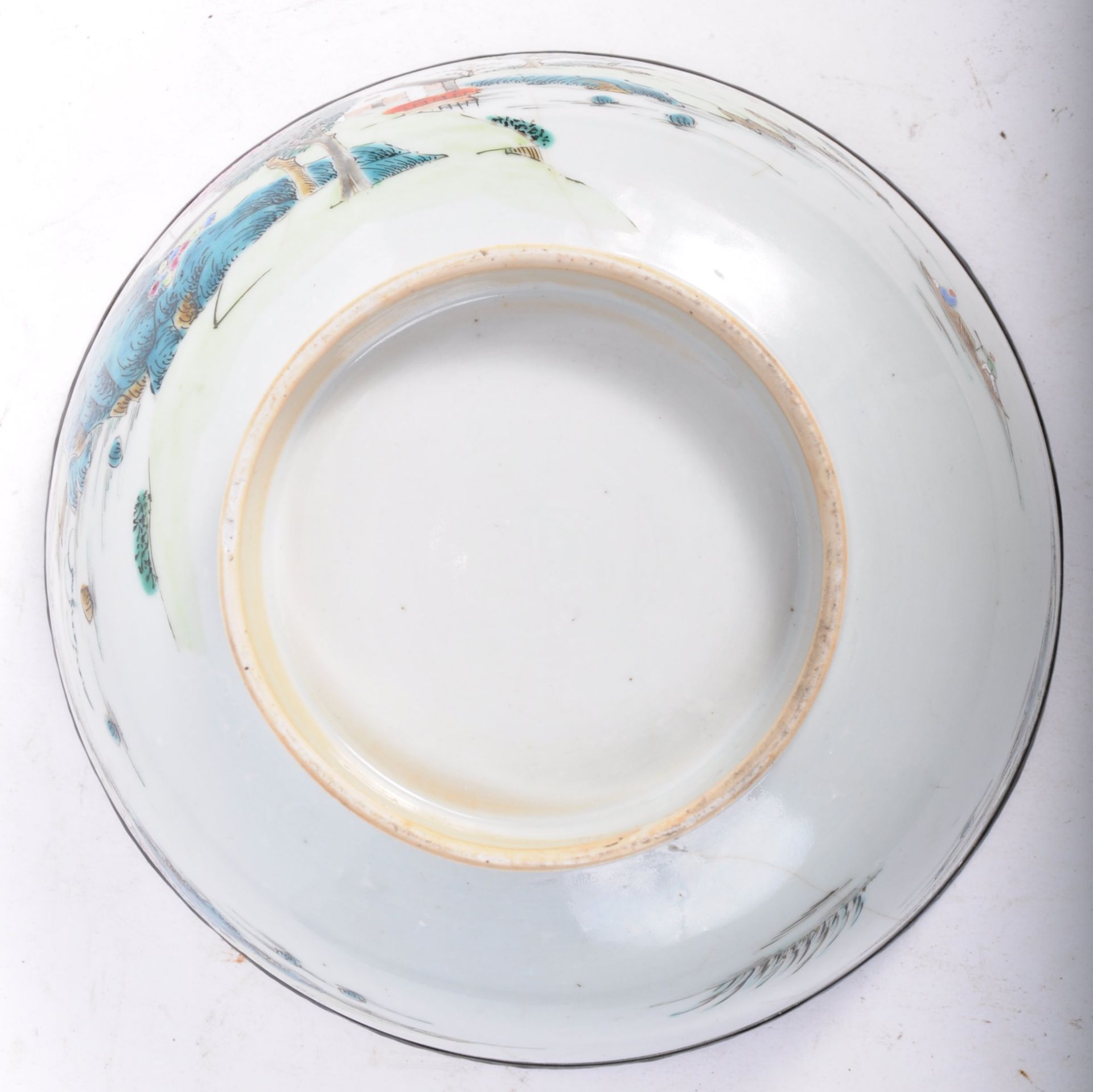 AN 18TH CENTURY CHINESE POLYCHROME DECORATED PORCELAIN BOWL - Bild 5 aus 7