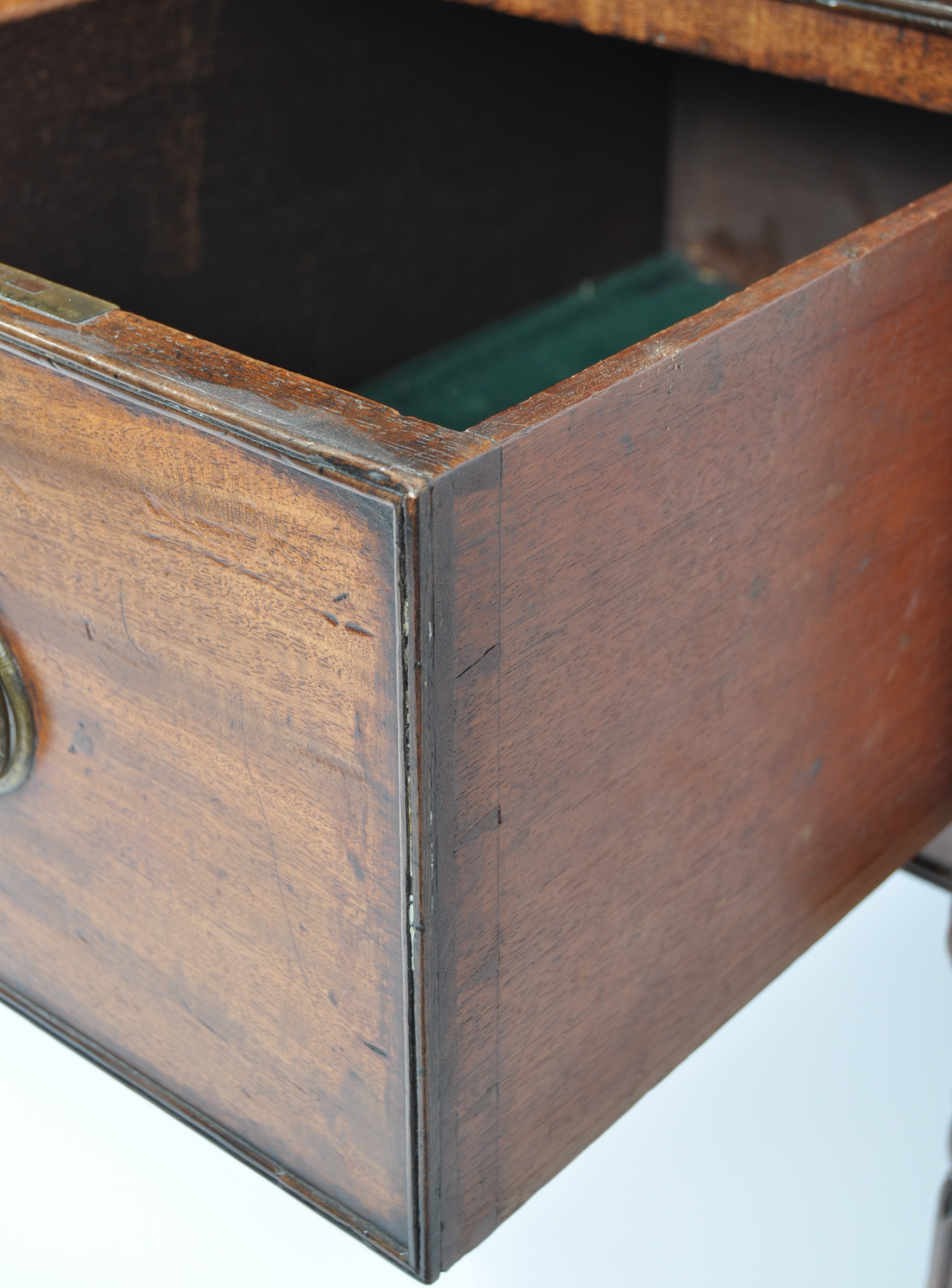 EARLY 19TH CENTURY GEORGIAN MAHOGANY SIDEBOARD - Image 8 of 10