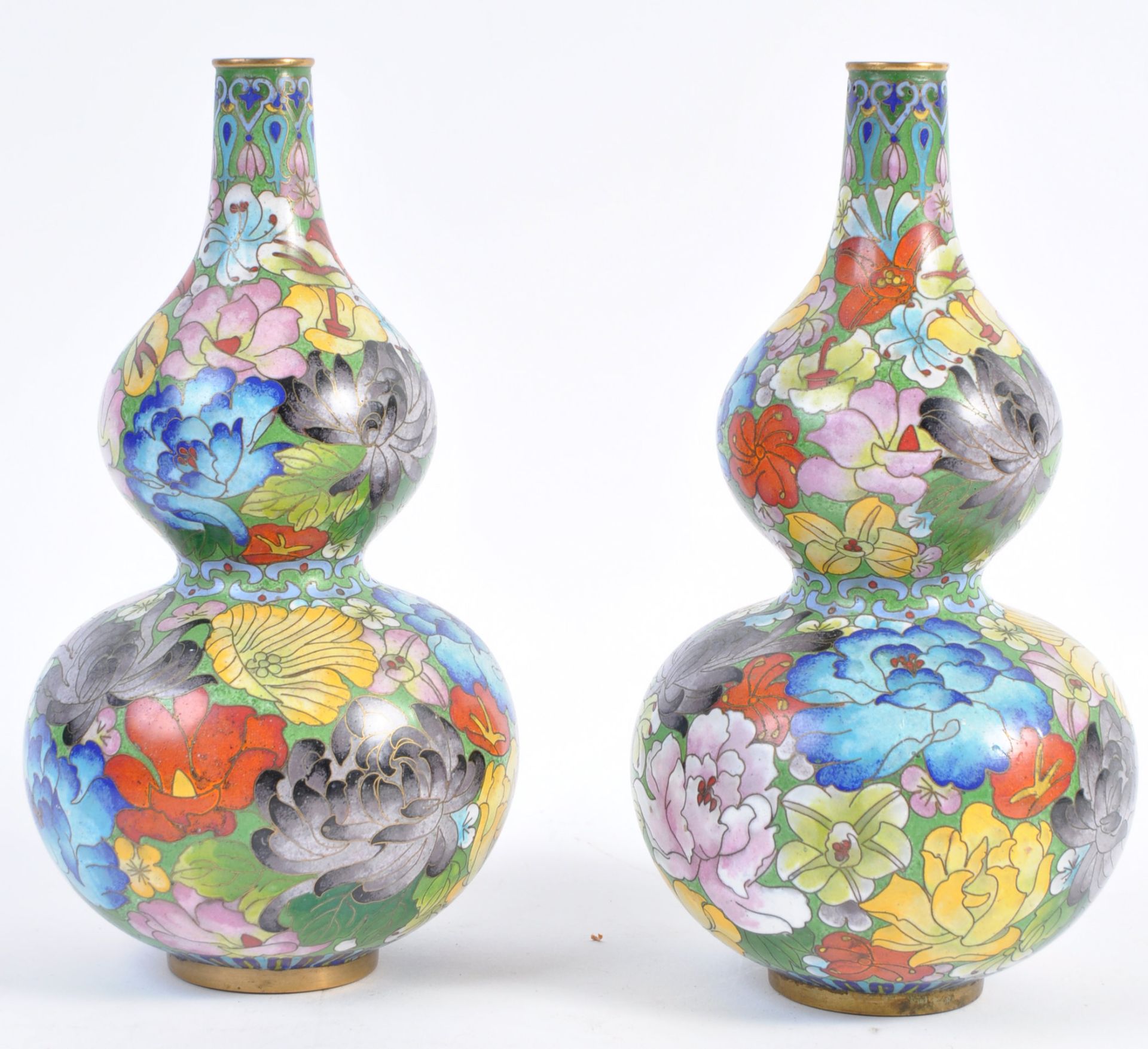 A PAIR OF 19TH CENTURY CHINESE DOUBLE-GOURD CLOISONNE VASES - Bild 4 aus 7