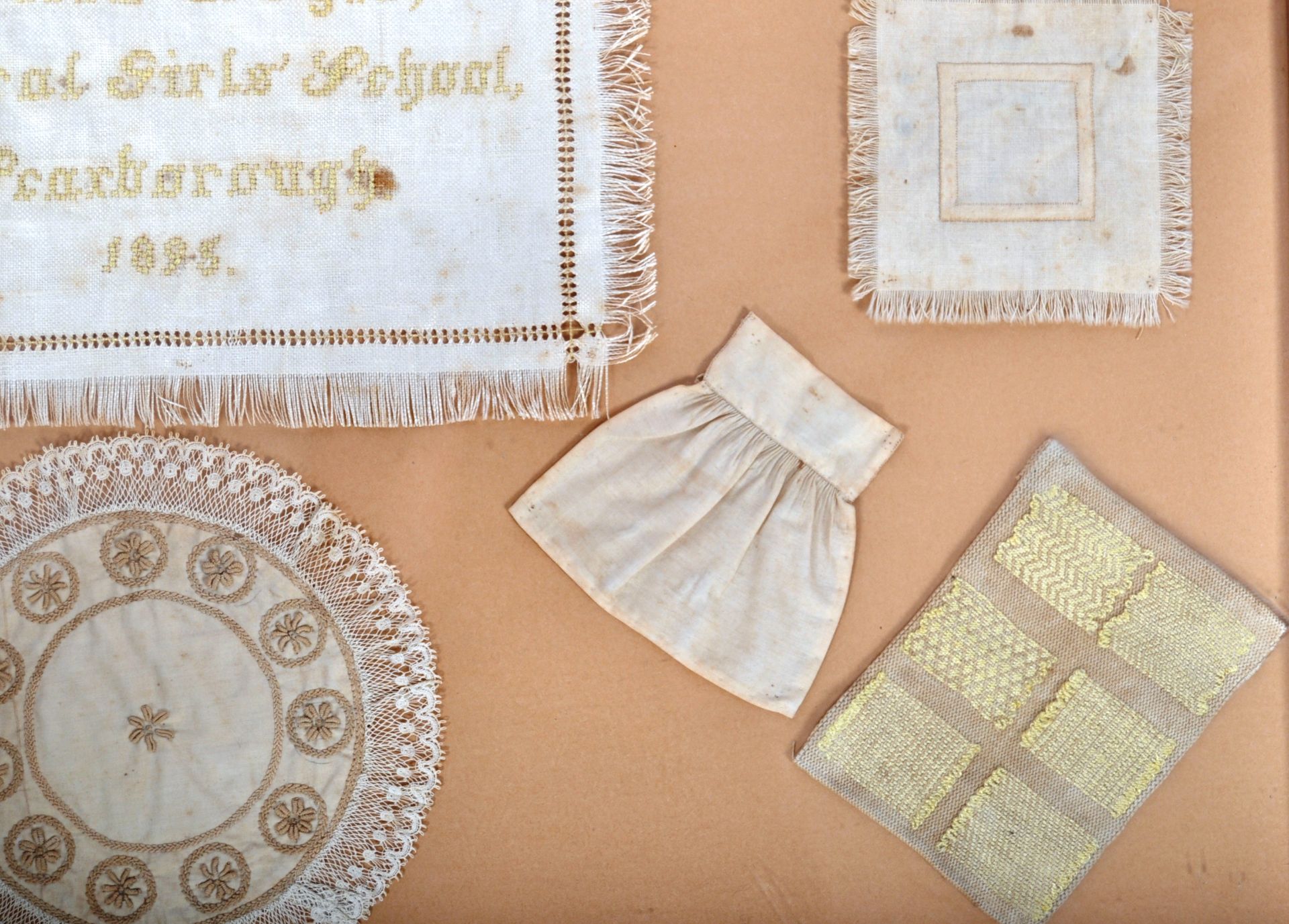 CHARMING 19TH CENTURY SAMPLER / SAMPLE COLLECTION IN CASE - Bild 5 aus 5