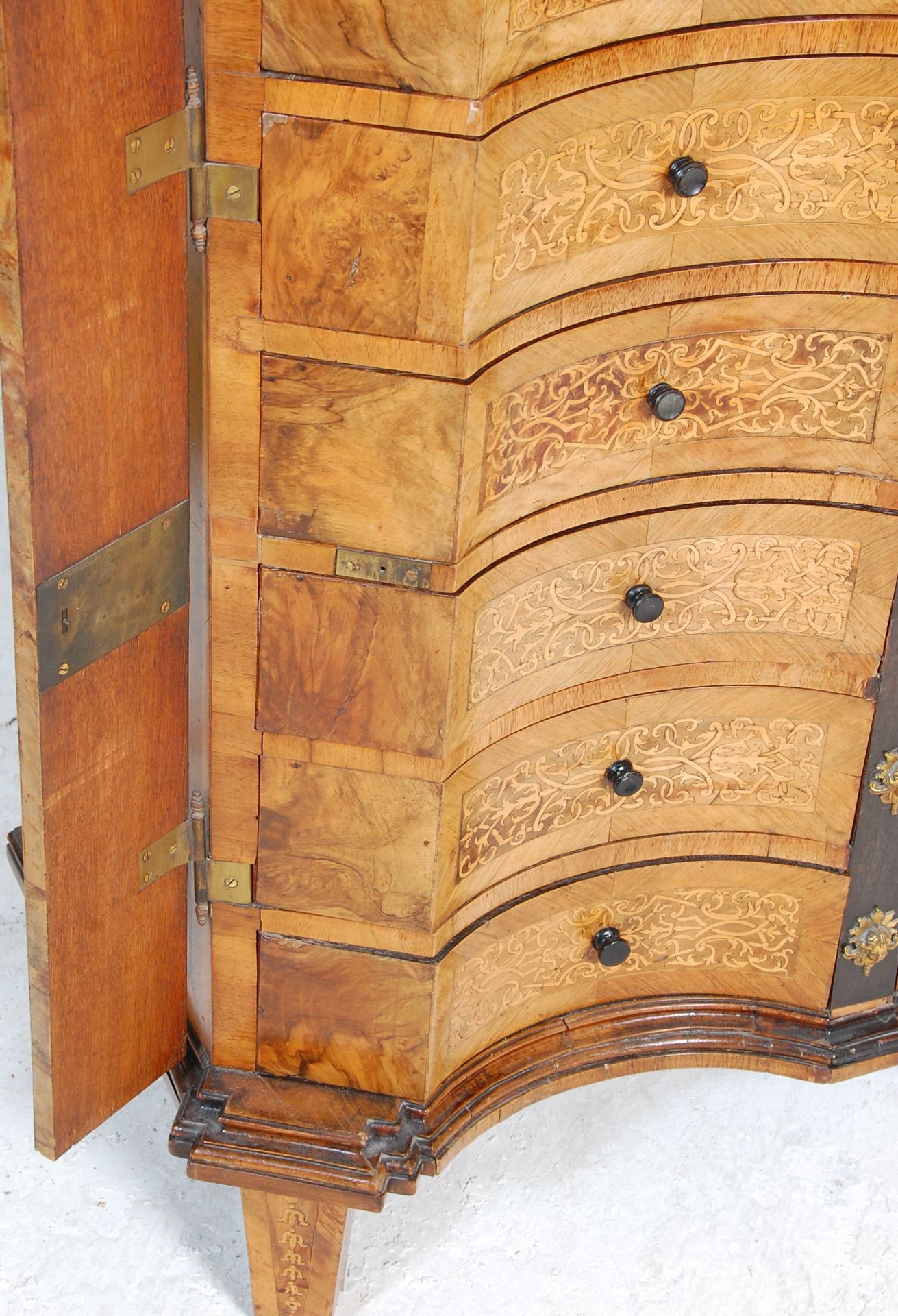 STUNNING 17TH CENTURY ITALIAN WALNUT CHEST OF DRAWERS - Bild 5 aus 7