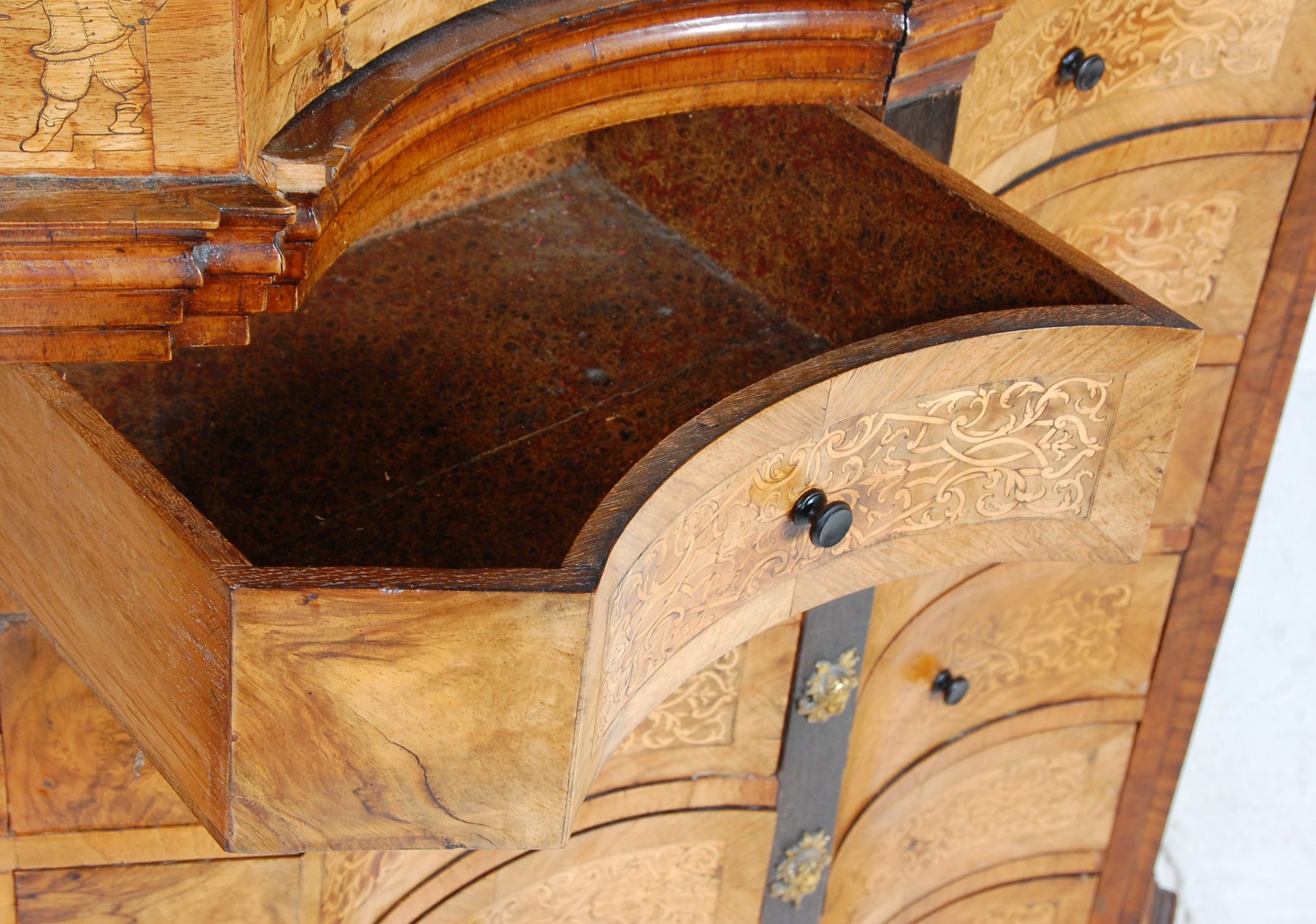 STUNNING 17TH CENTURY ITALIAN WALNUT CHEST OF DRAWERS - Bild 6 aus 7