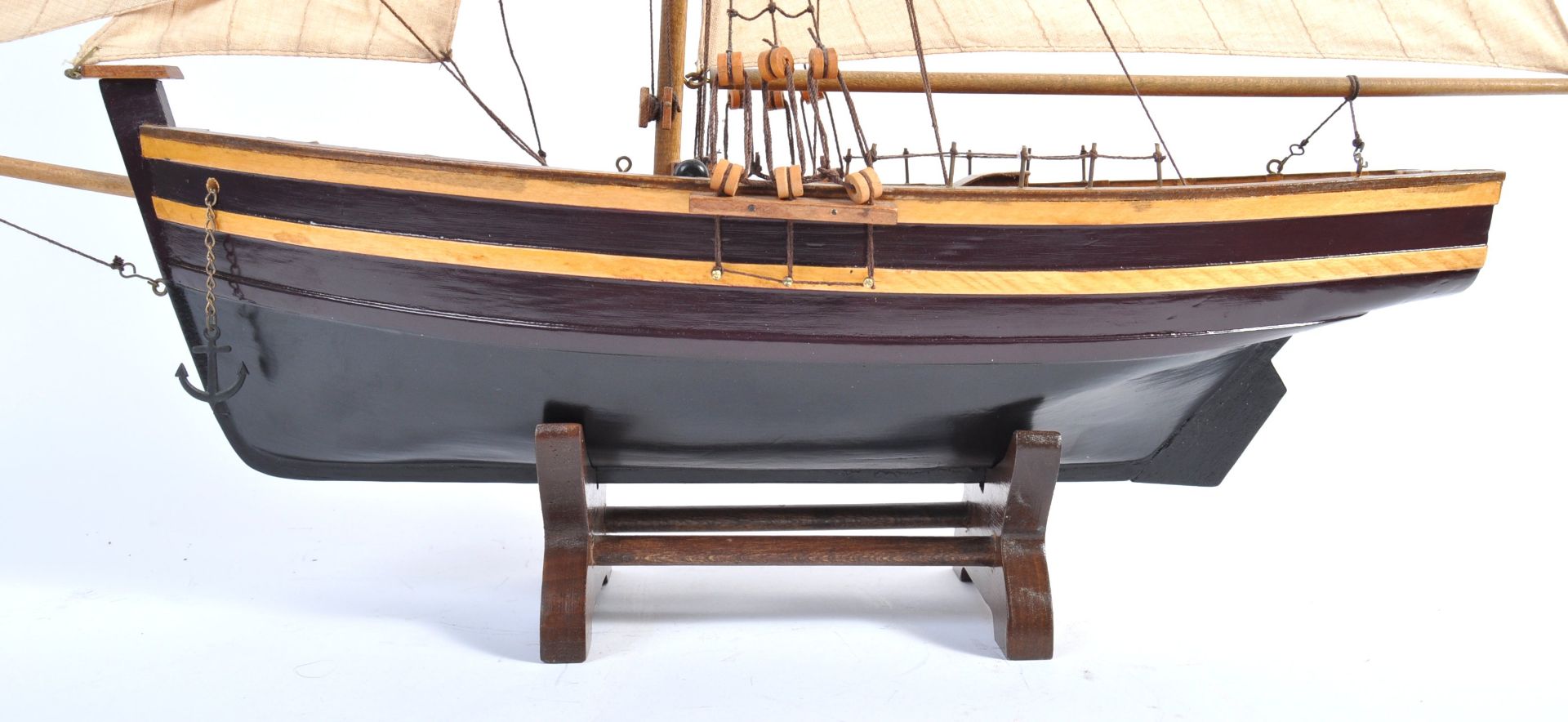 ANTIQUE HAND BUILT MODEL BOAT ON STAND - Bild 5 aus 8