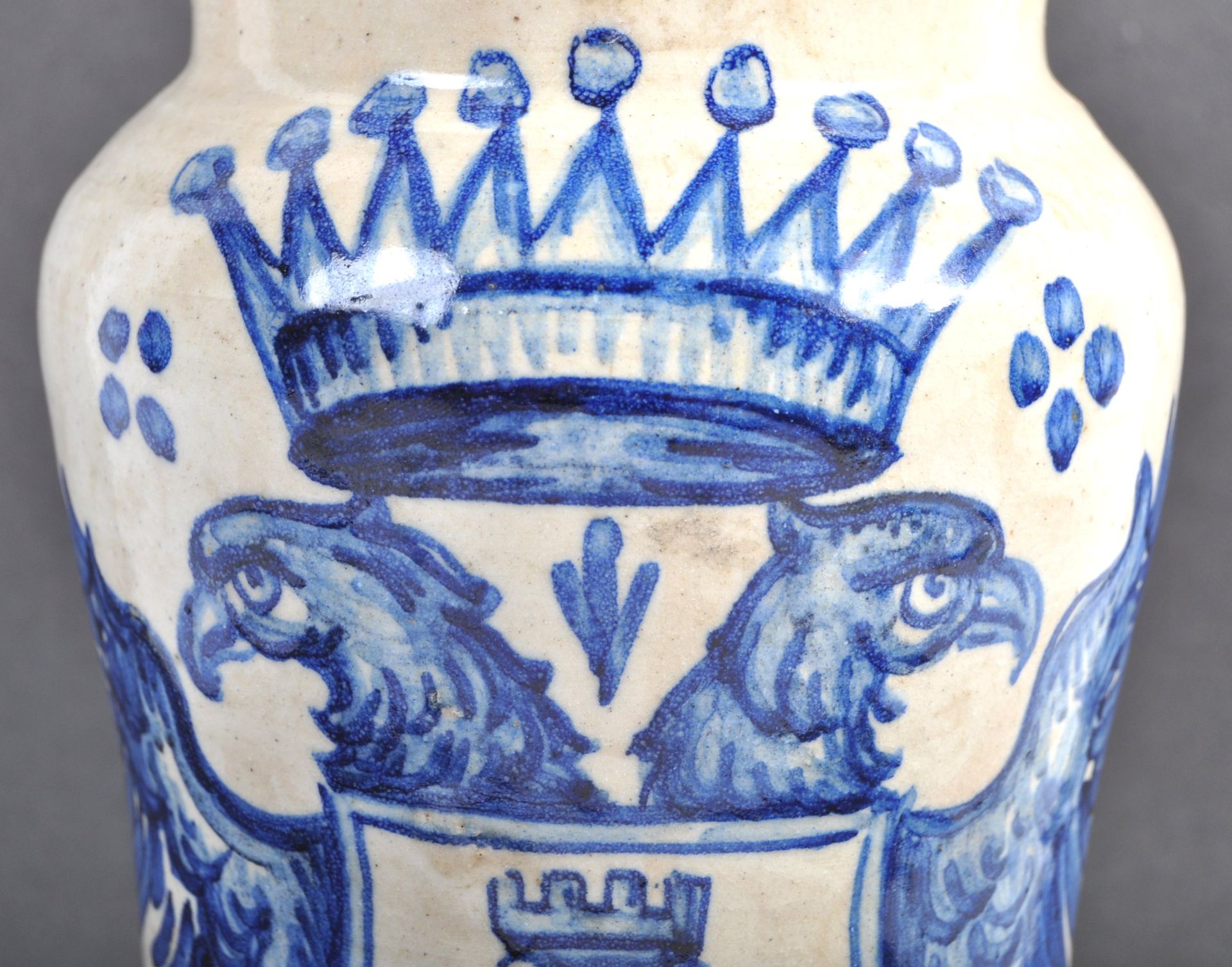 A GEORGIAN ITALIAN ANTIQUE MAIOLICA ALBARELLO VASE BEARING A DOUBLE HEADED EAGLE - Bild 2 aus 5