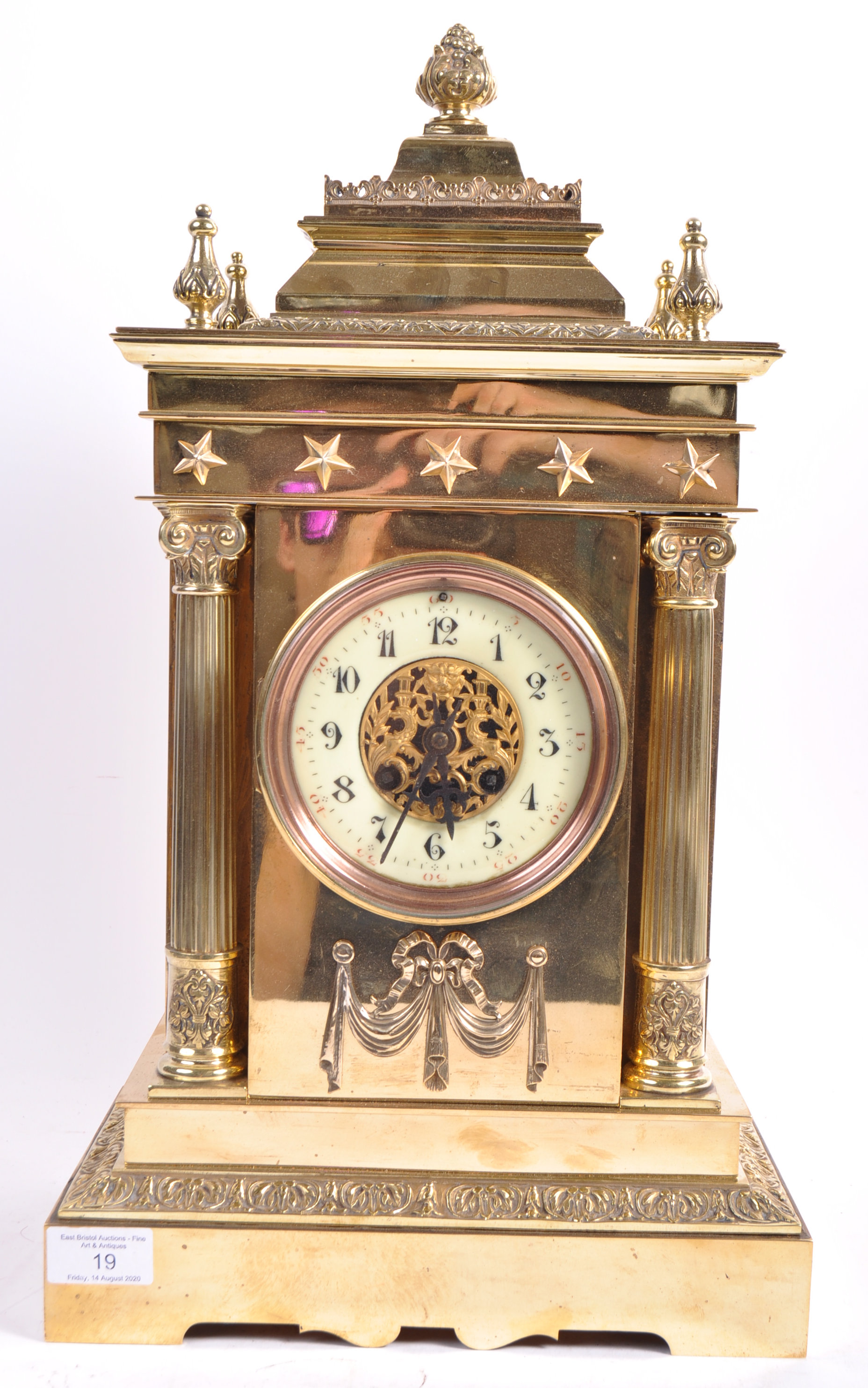 A 19TH CENTURY VICTORIAN POLISHED BRASS CASED TABLE CLOCK HOUSING A BRASS MOVEMENT - Image 3 of 7