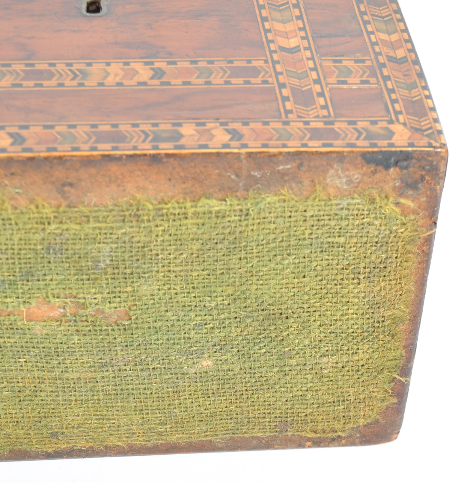 19TH CENTURY GEORGIAN WALNUT DOMED TOP TEA CADDY HAVING TUNBRIDGE INLAY - Image 6 of 6