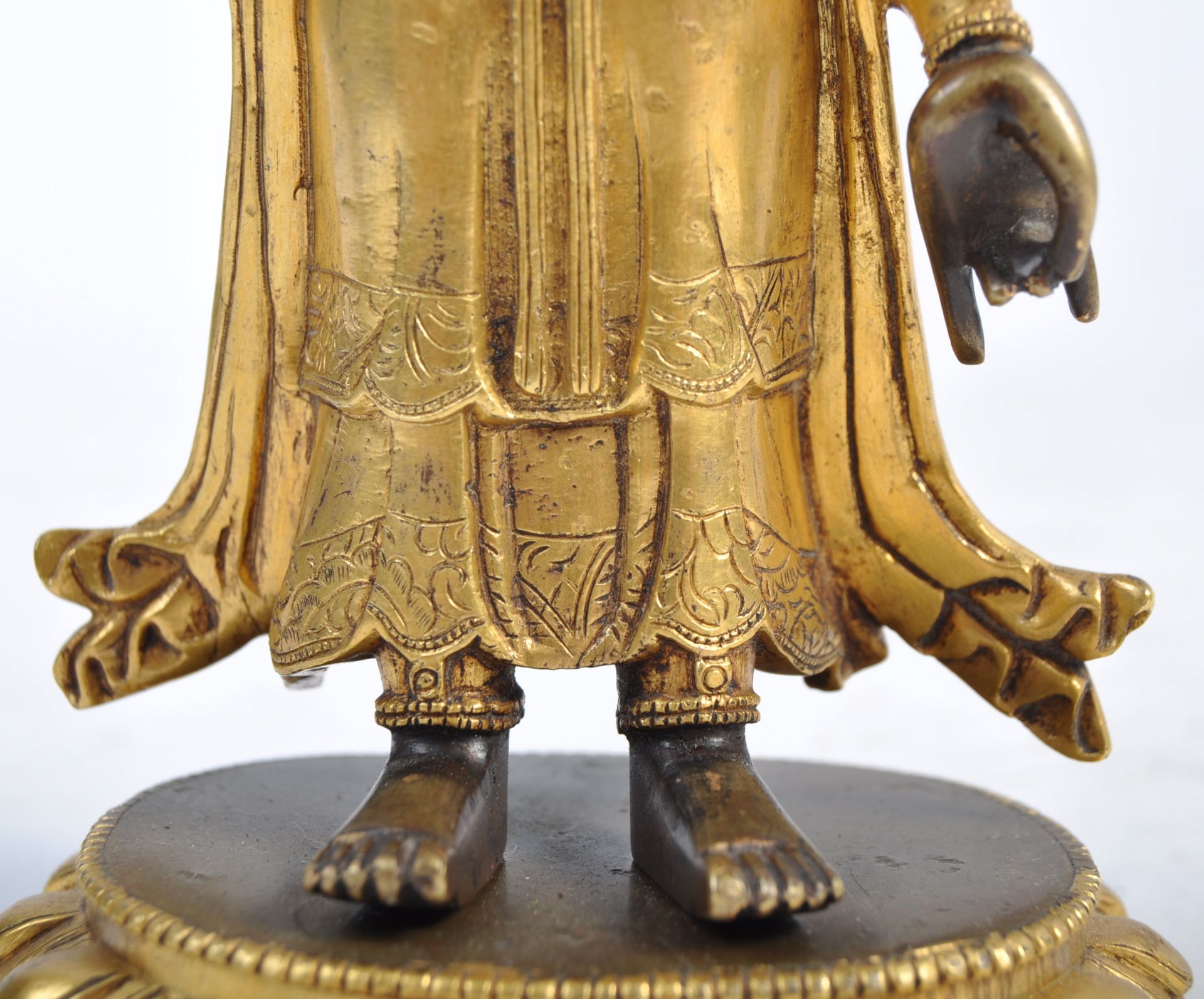 19TH CENTURY CHINESE BRONZE ORMOLU BUDDHA DEITY - Bild 3 aus 7