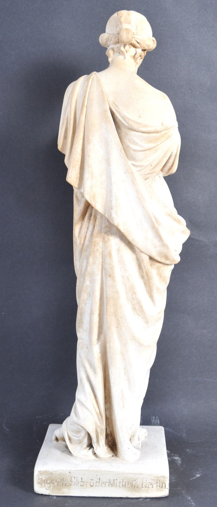 EARLY 20TH CENTURY GERMAN PLASTER STATUE IN THE FORM OF A CLASSICAL LADY - Bild 8 aus 10