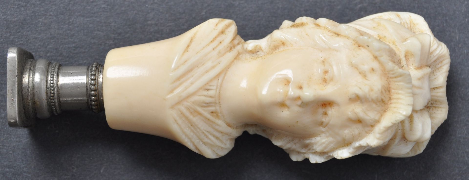 ANTIQUE 19TH CENTURY IVORY CARVED SEAL AND PAGE TURNER IN THE FORM OF HISTORICAL FIGURES - Bild 2 aus 9