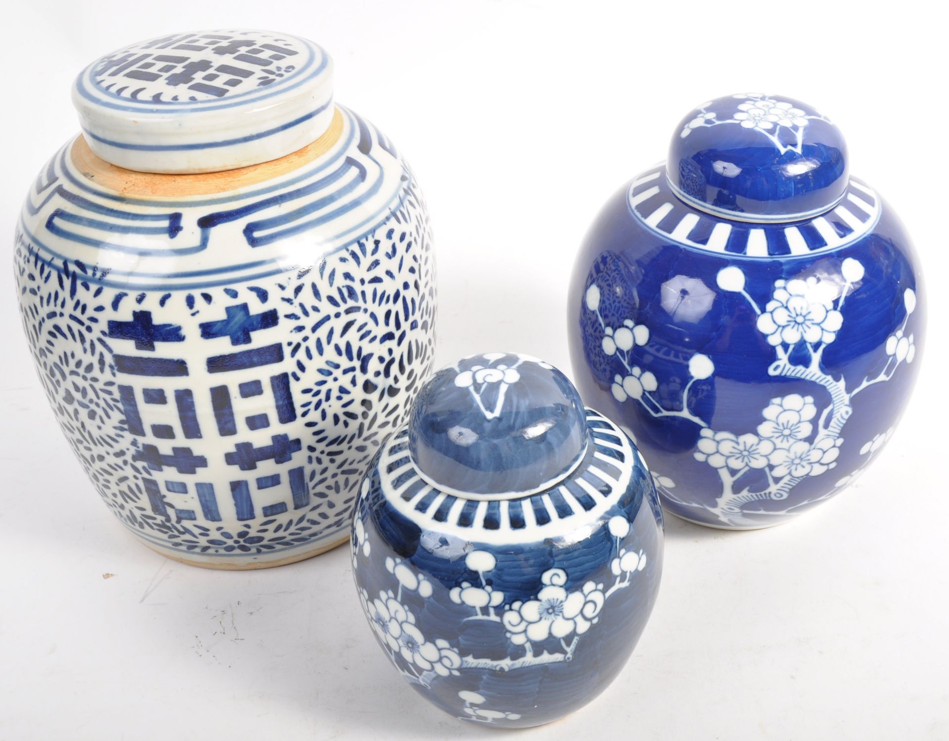 THREE CHINESE GINGER JARS AND COVERS DATING FORM THE 19TH CENTURY - Bild 2 aus 17