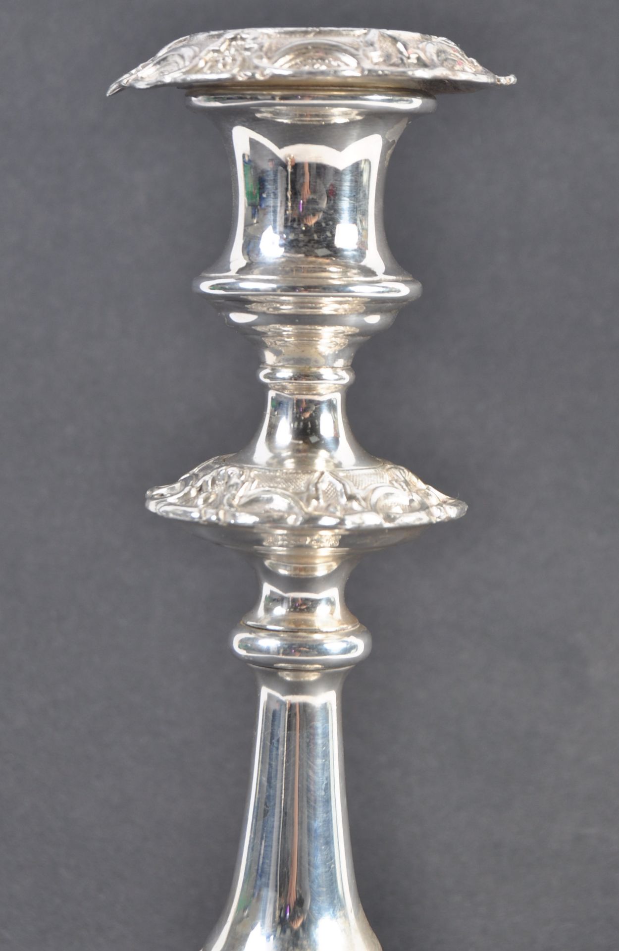 PAIR OF 19TH CENTURY SILVER WARRANTED TABLE CANDLESTICKS - Bild 4 aus 6