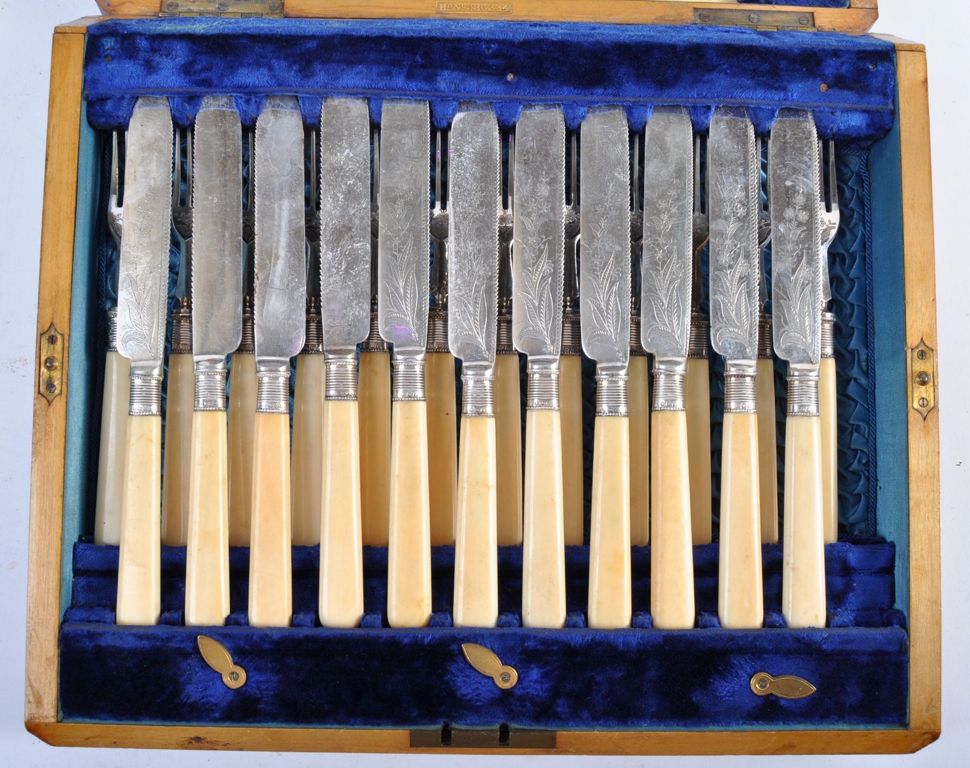 VICTORIAN CASED SET OF SILVER PLATED FLATWARE - Bild 2 aus 12