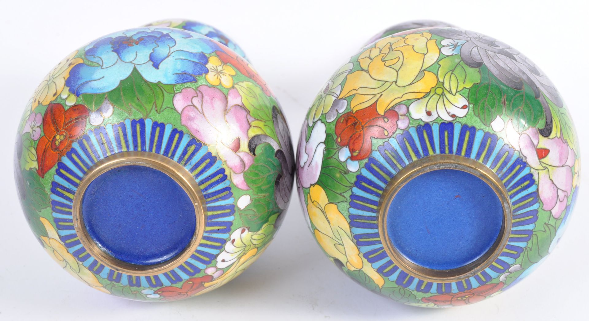 A PAIR OF 19TH CENTURY CHINESE DOUBLE-GOURD CLOISONNE VASES - Bild 7 aus 7