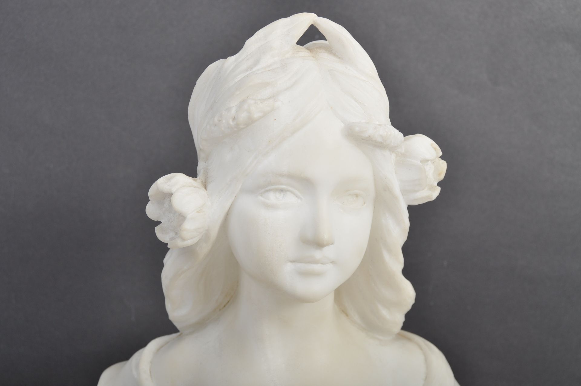 EARLY 20TH CENTURY ART NOUVEAU ANTIQUE WHITE MARBLE BUST OF A YOUNG GIRL - Bild 2 aus 8