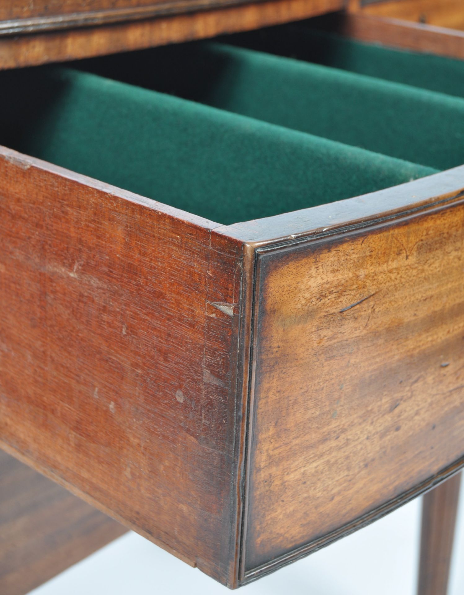 EARLY 19TH CENTURY GEORGIAN MAHOGANY SIDEBOARD - Bild 7 aus 10