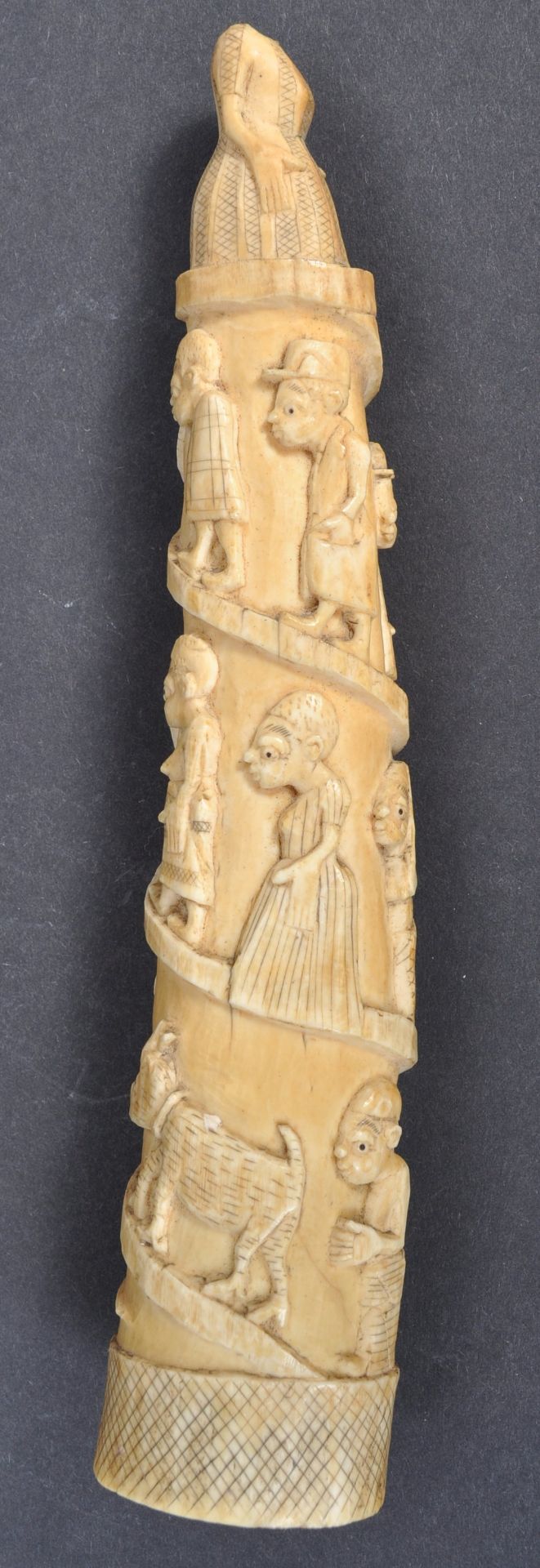 TRIBAL ANTIQUITIES - COLLECTION OF CARVED IVORY TUSKS - Bild 7 aus 15