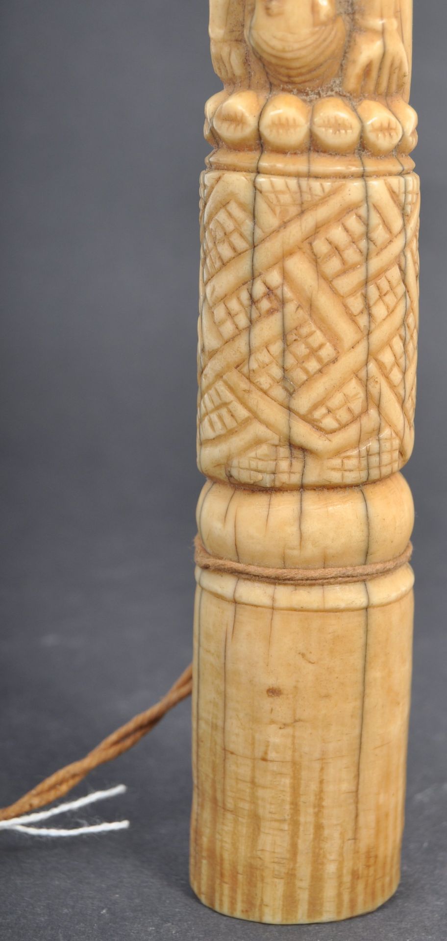 TRIBAL ANTIQUITIES - COLLECTION OF CARVED IVORY TUSKS - Bild 14 aus 15