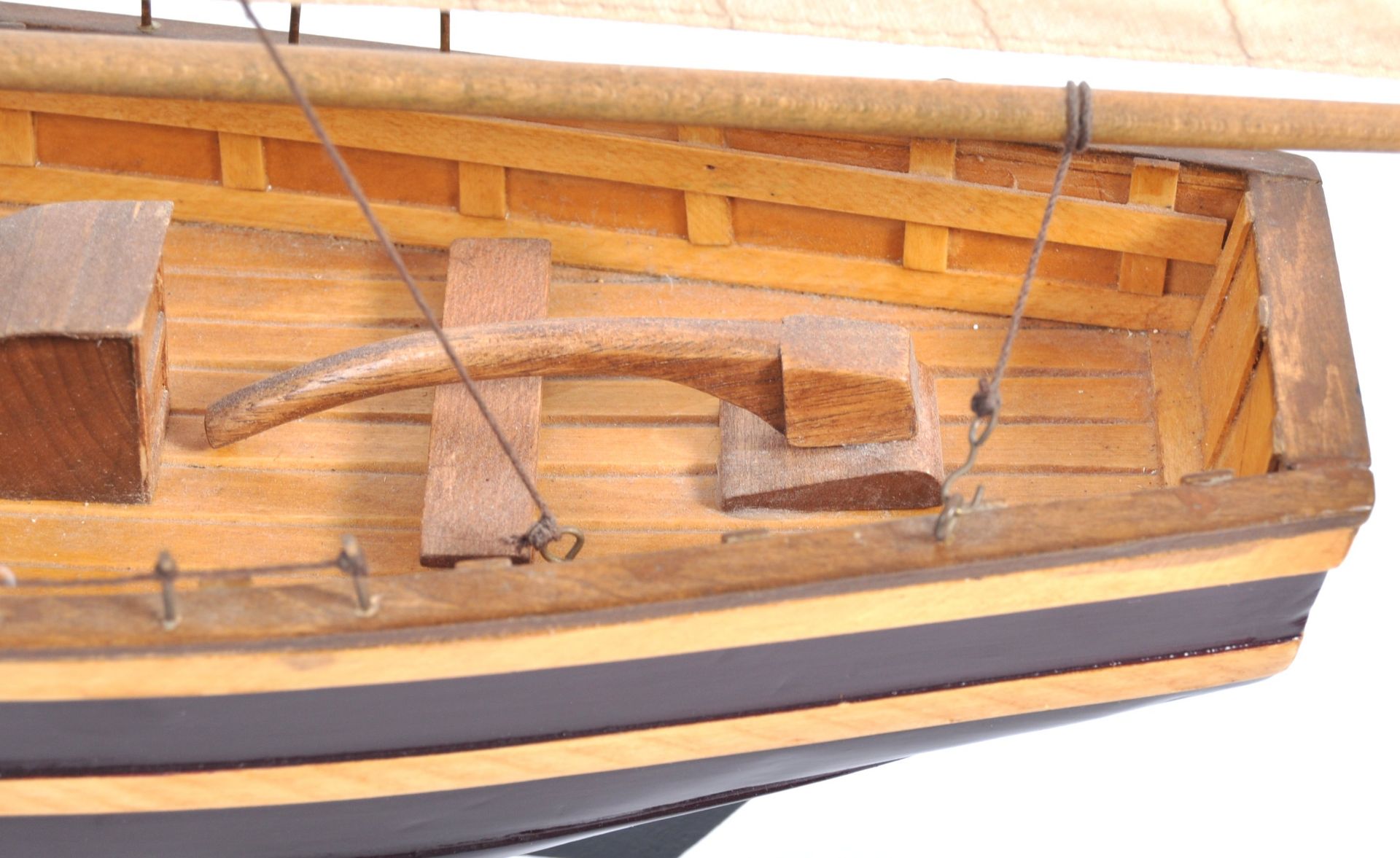 ANTIQUE HAND BUILT MODEL BOAT ON STAND - Bild 4 aus 8