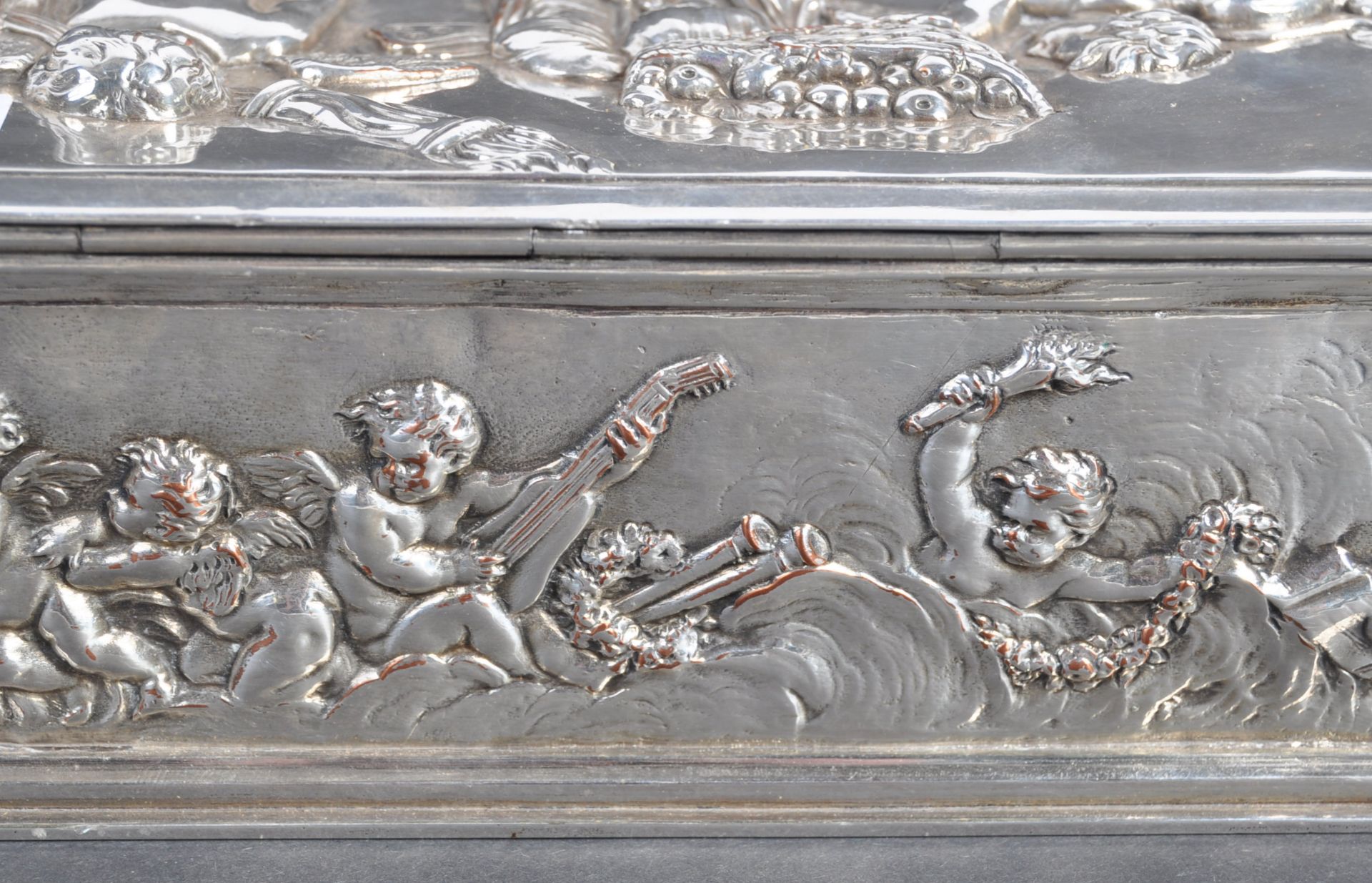 19TH CENTURY SILVER PLATED CAVORTING CHERUB BOX - Bild 4 aus 7