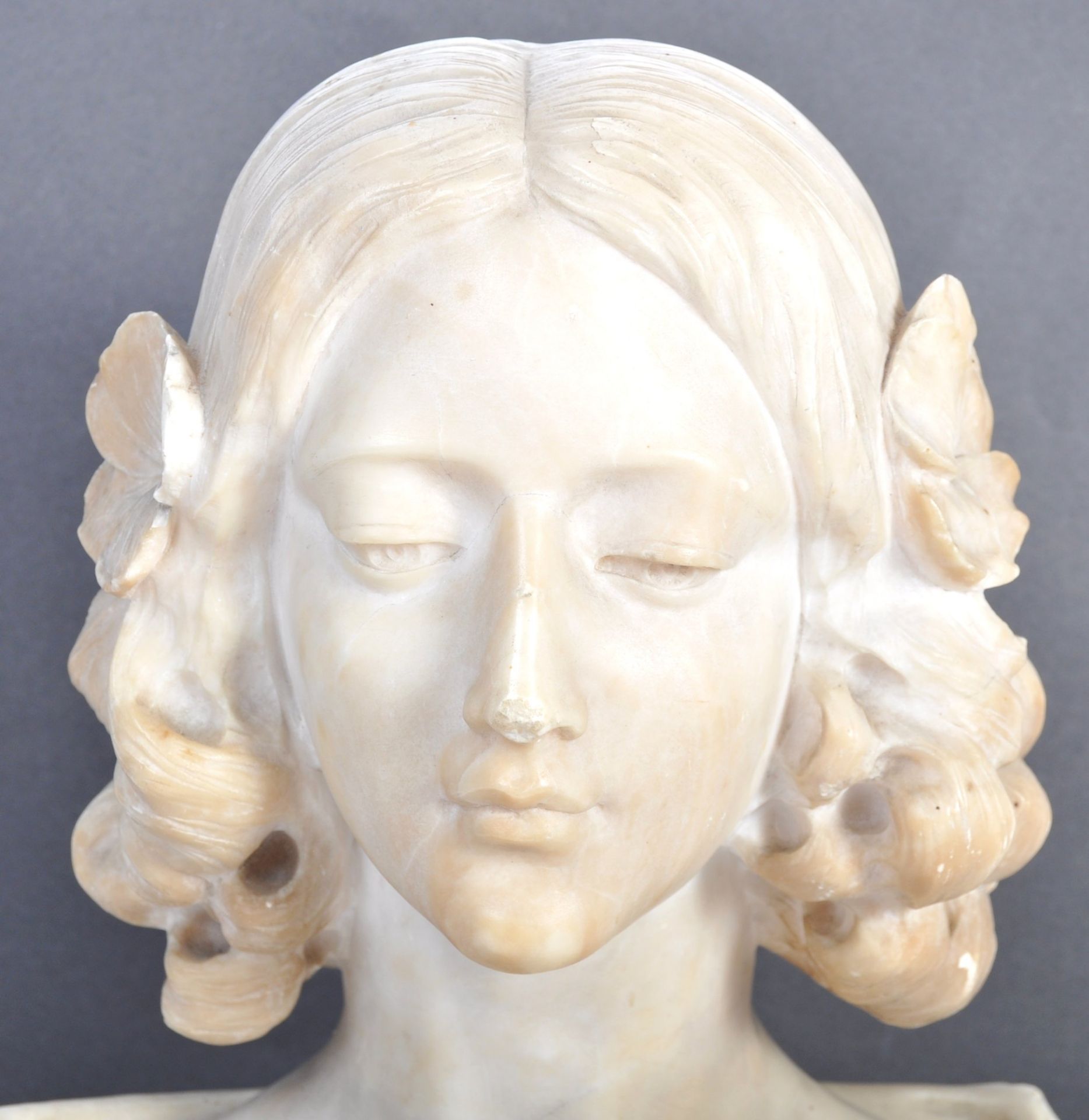 19TH CENTURY VICTORIAN ANTIQUE MARBLE BUST OF A GIRL RAISED ON A PEDESTAL BASE - Bild 2 aus 8