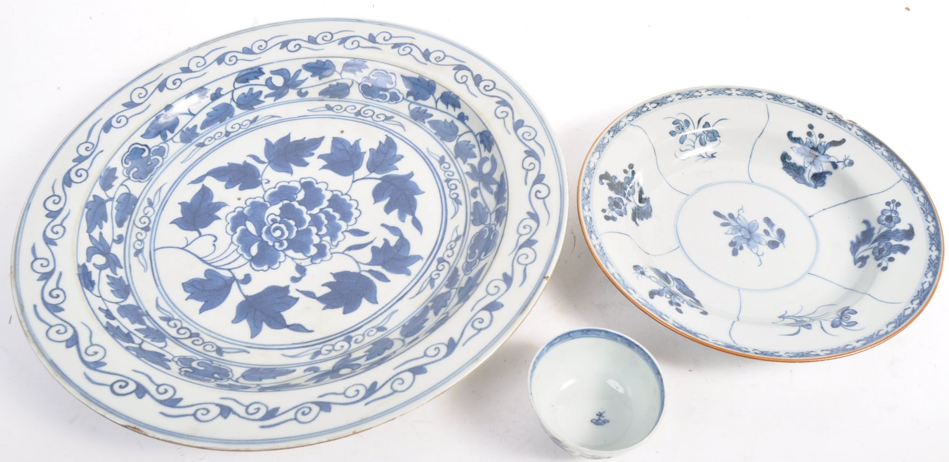 COLLECTION OF 18TH CENTURY CHINESE BLUE AND WHITE PORCELAIN - Bild 2 aus 6