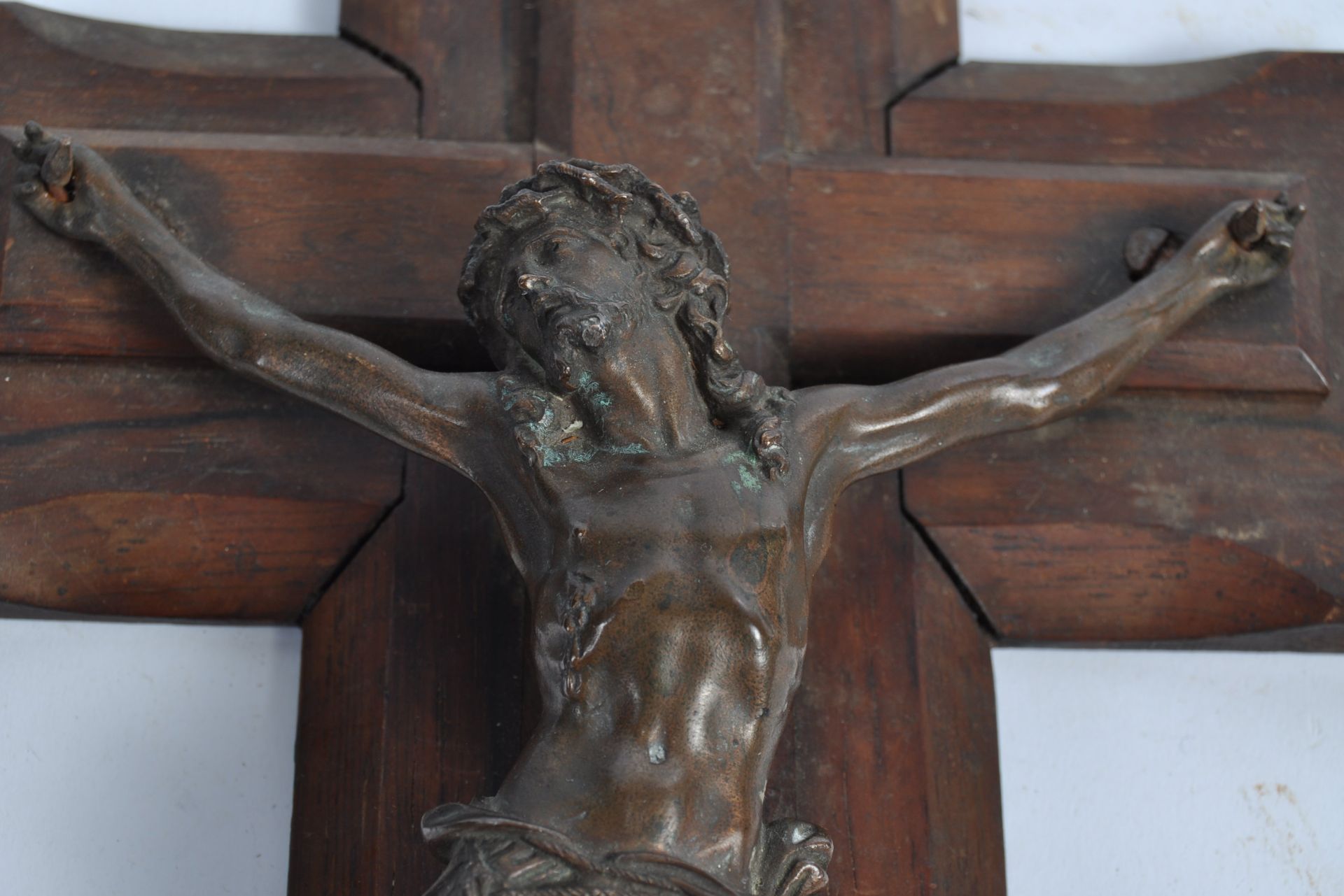 19TH CENTURY BLACK FORREST CARVED CRUCIFIX WITH BRONZE CHRIST - Bild 3 aus 6