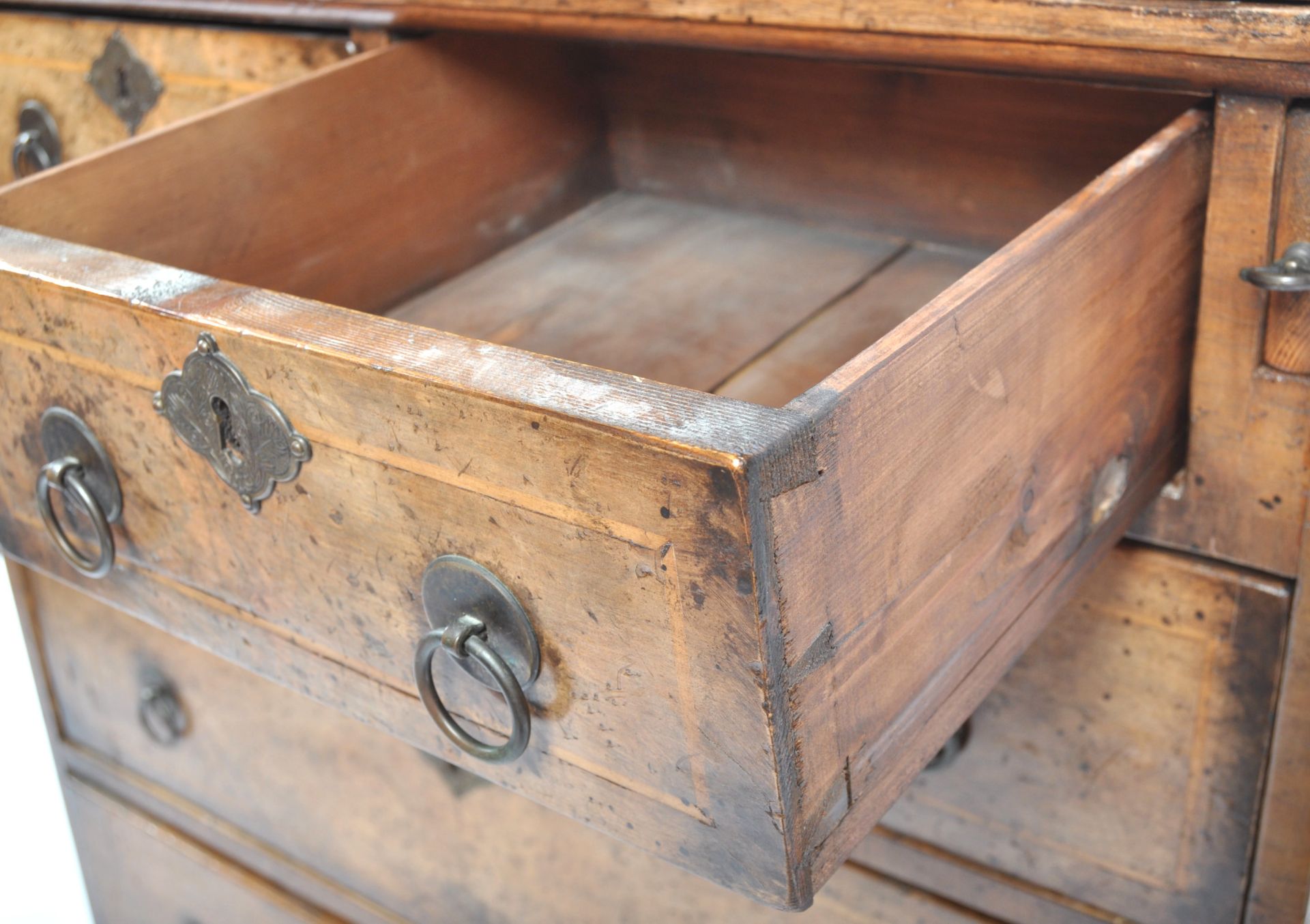 GEORGIAN STYLE WALNUT BACHELORS CHEST WITH FOLDING TOP - Bild 6 aus 9