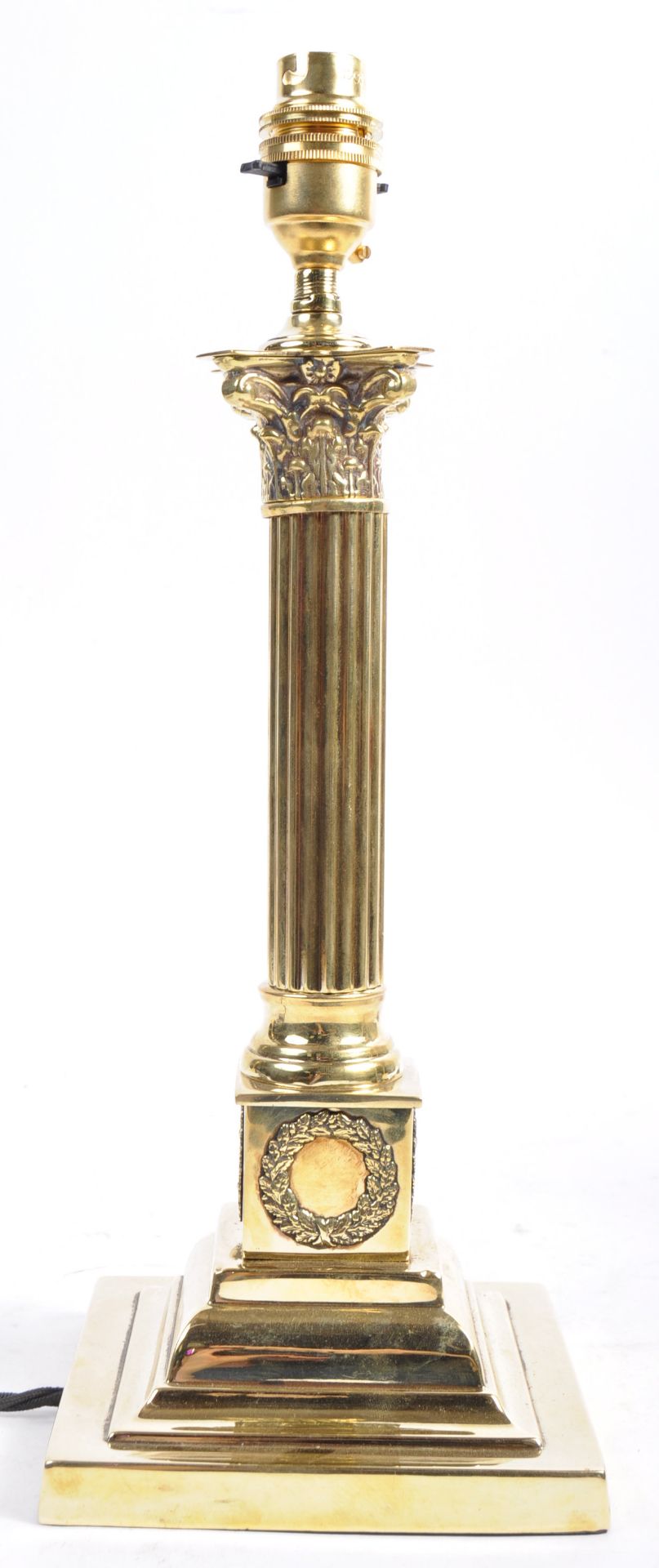 EARLY 20TH CENTURY ANTIQUE POLISHED BRASS CORINTHIAN COLUMN LAMP