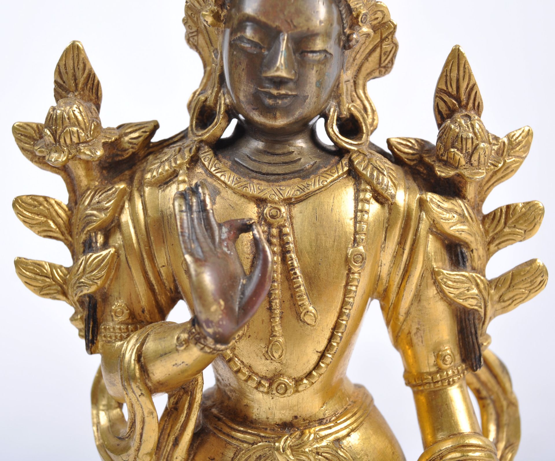 19TH CENTURY CHINESE BRONZE ORMOLU BUDDHA DEITY - Bild 2 aus 7