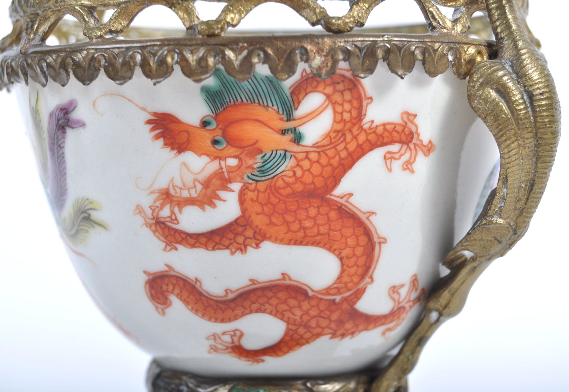 19TH CENTURY CHINESE ANTIQUE PORCELAIN BOWL WITH ORMOLU MOUNTS - Bild 6 aus 8