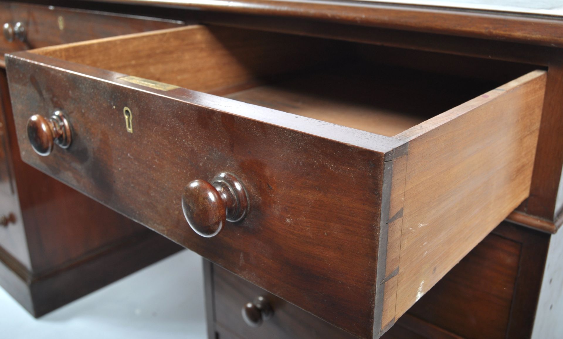 IMPRESSIVE 19TH CENTURY MAHOGANY PARTNERS DESK - Bild 8 aus 9