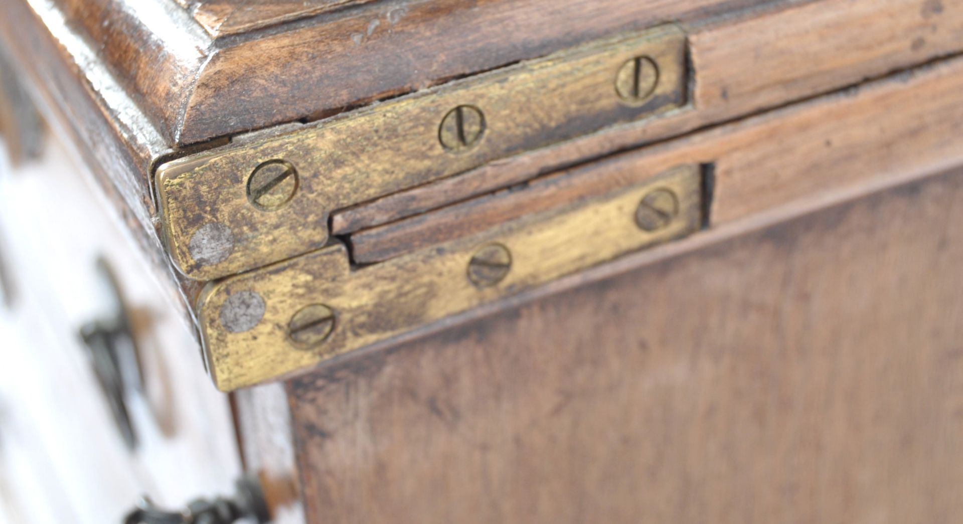 GEORGIAN STYLE WALNUT BACHELORS CHEST WITH FOLDING TOP - Bild 8 aus 9